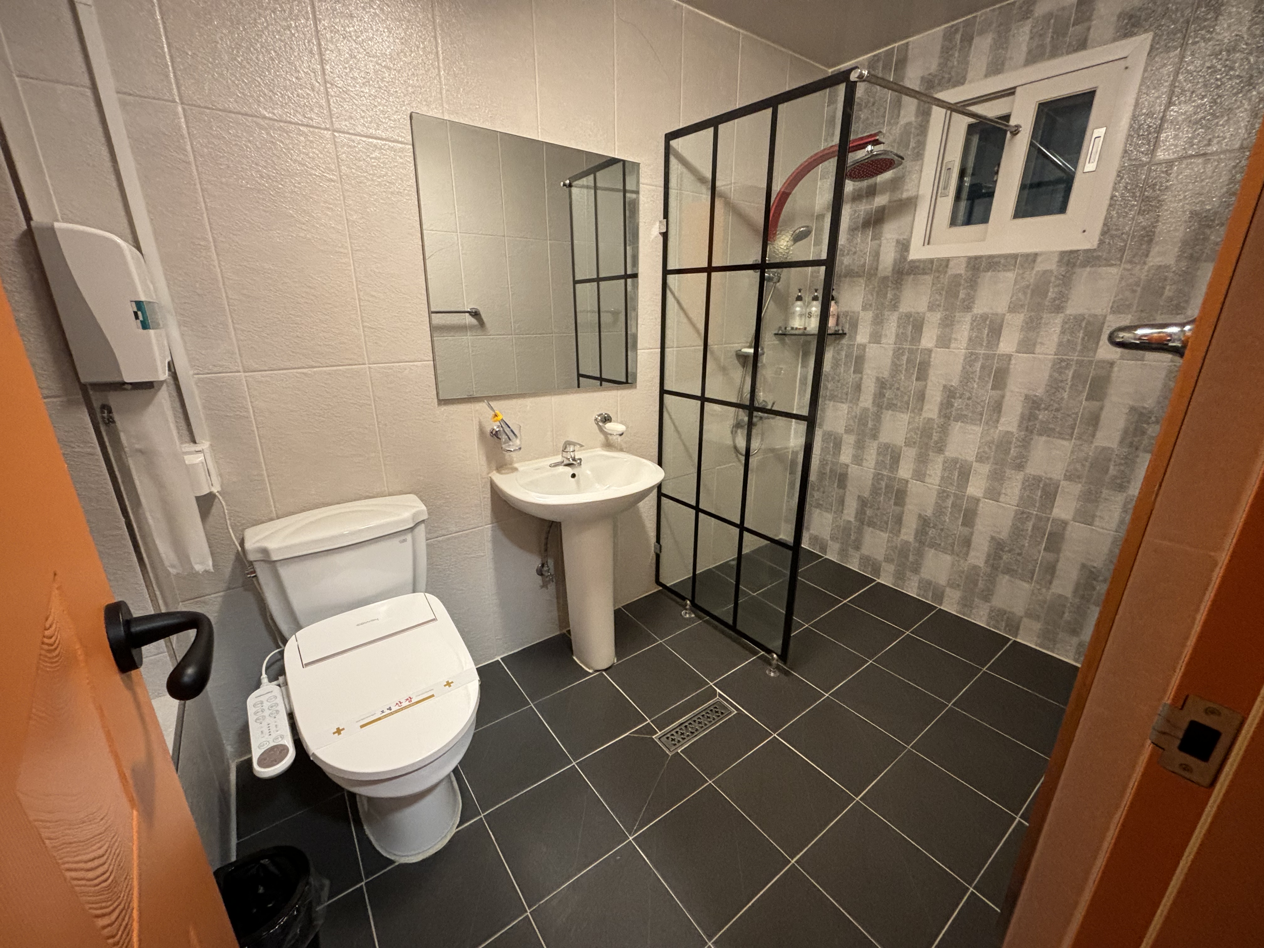 room detail thumbnail 2