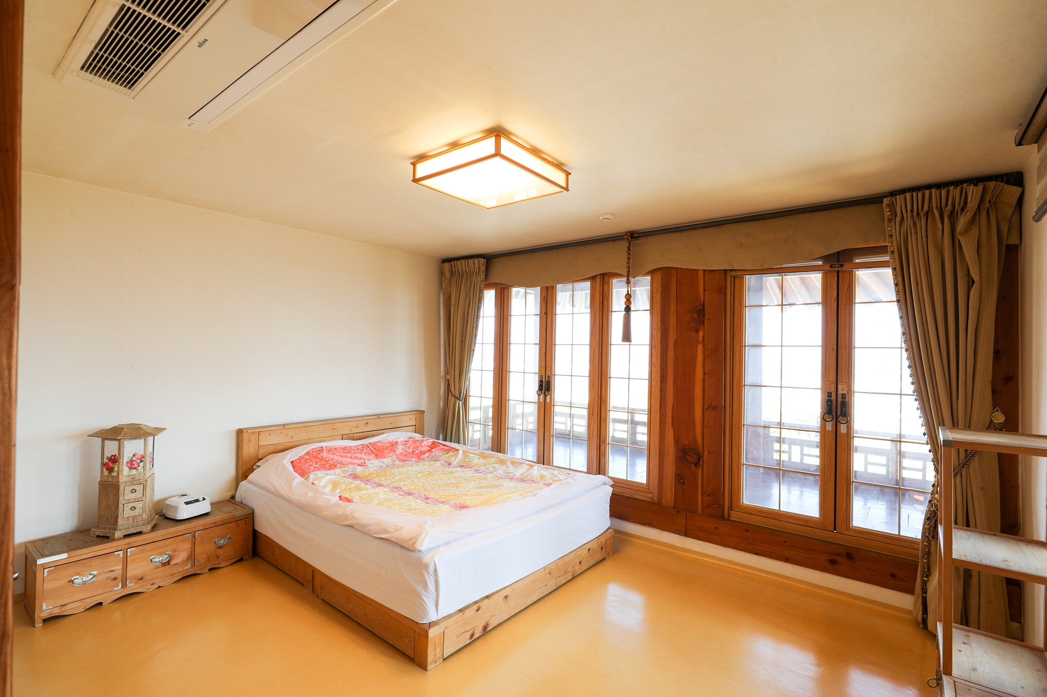 room detail thumbnail 2