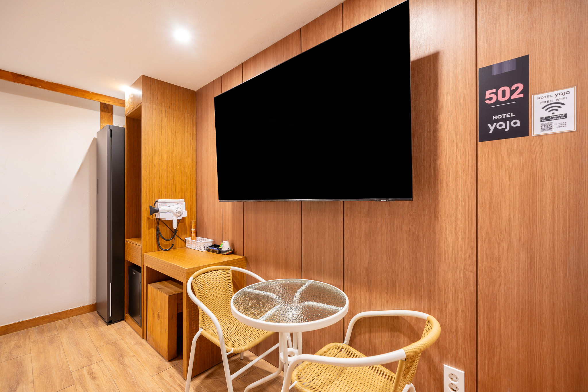 room detail thumbnail 2