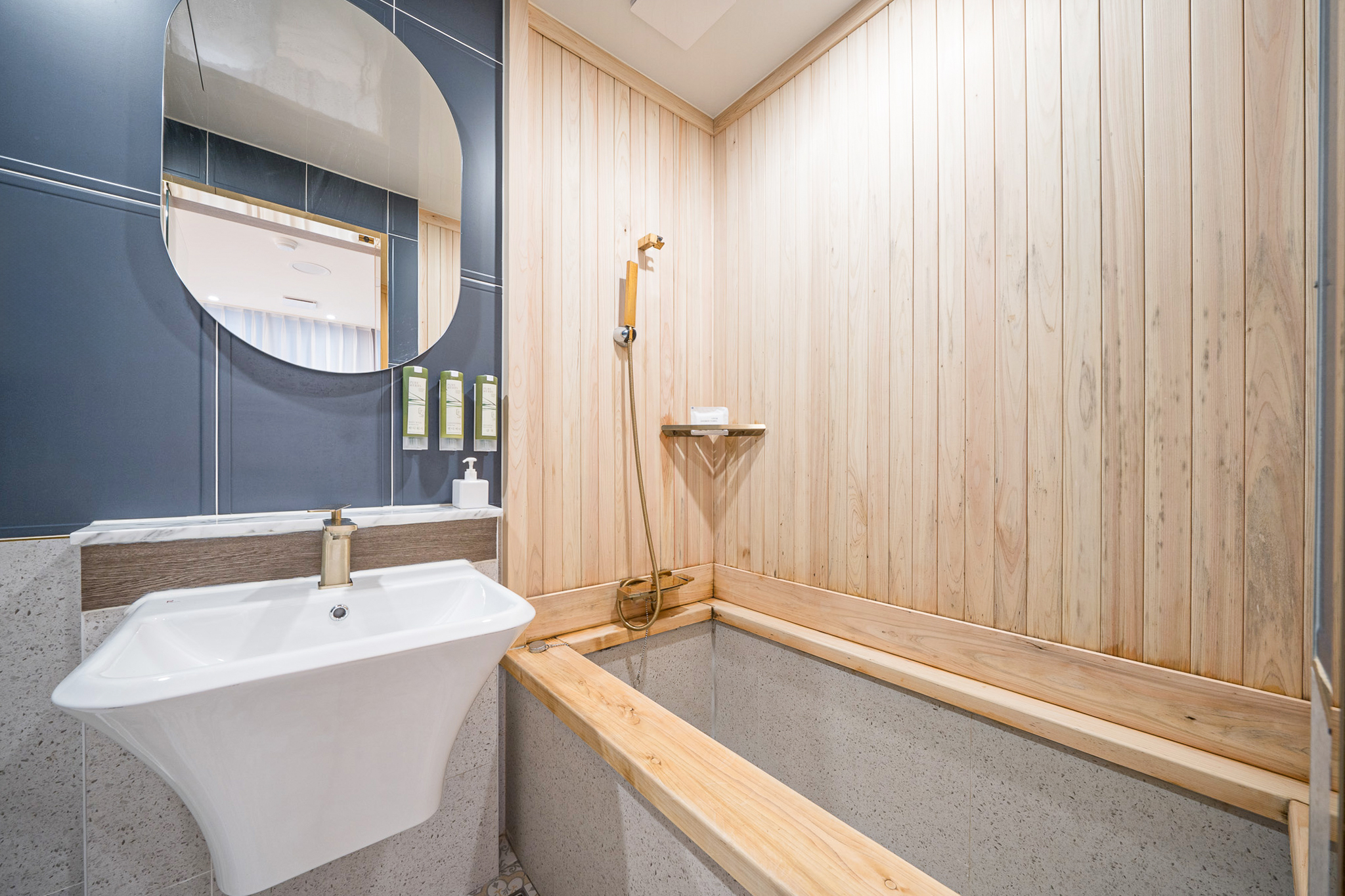 room detail thumbnail 2