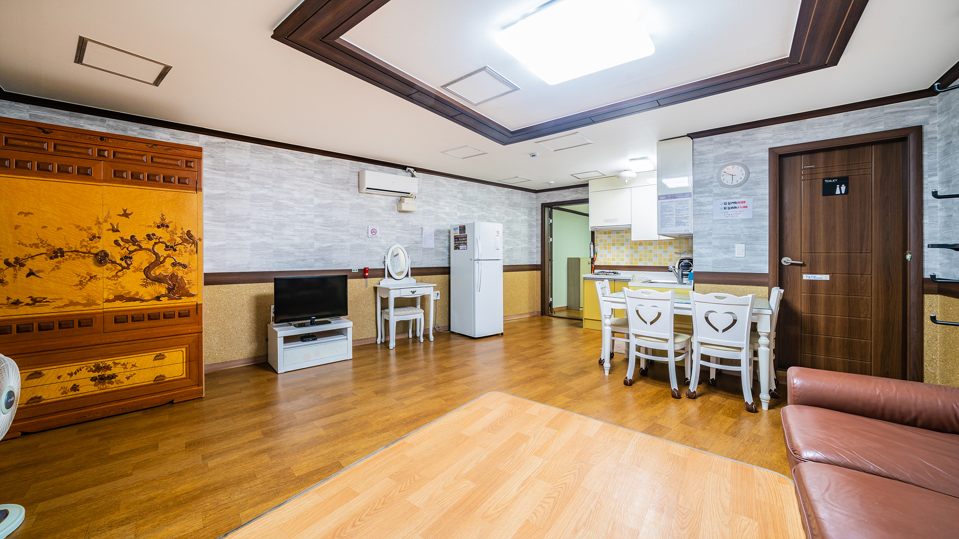 room detail thumbnail 1