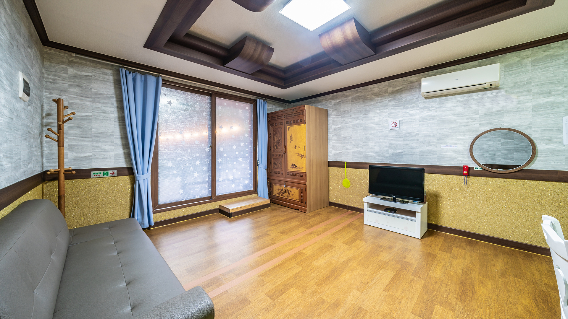 room detail thumbnail 1