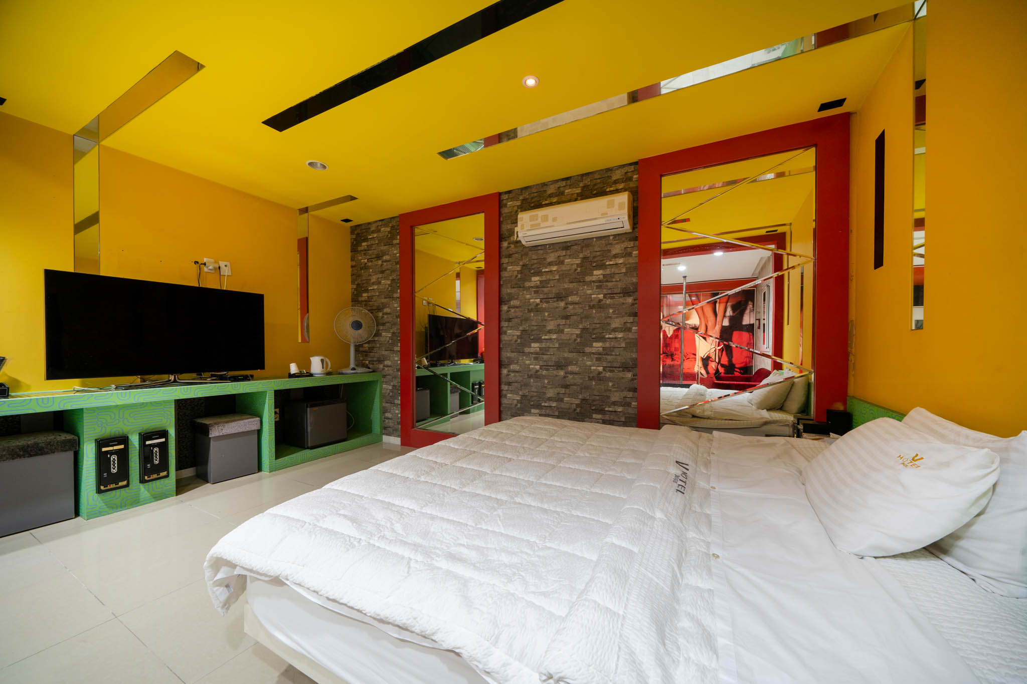 room detail thumbnail 1