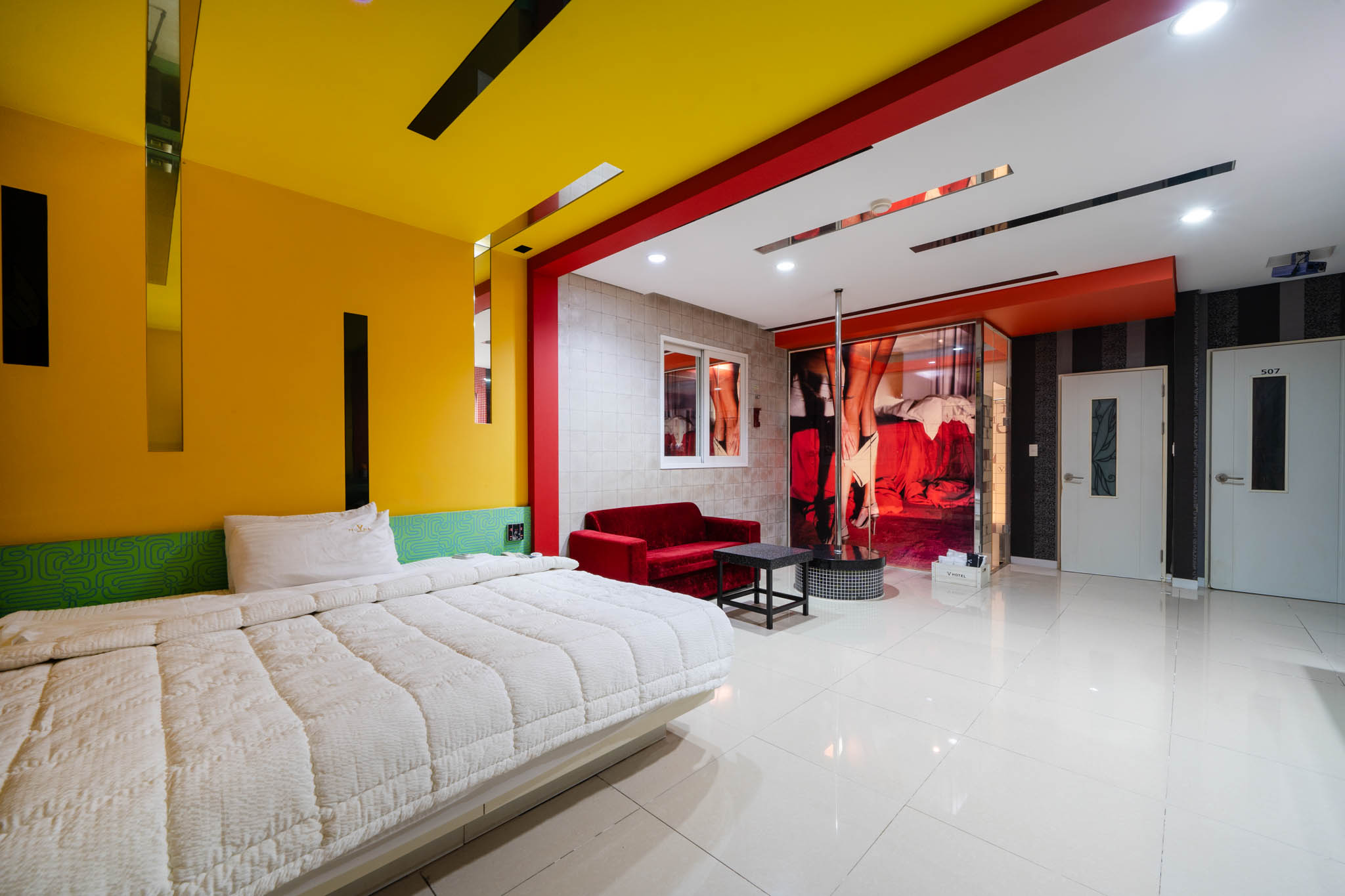 room detail thumbnail 2