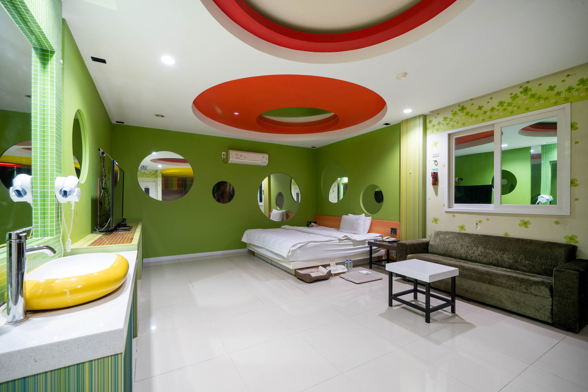 room detail thumbnail 2