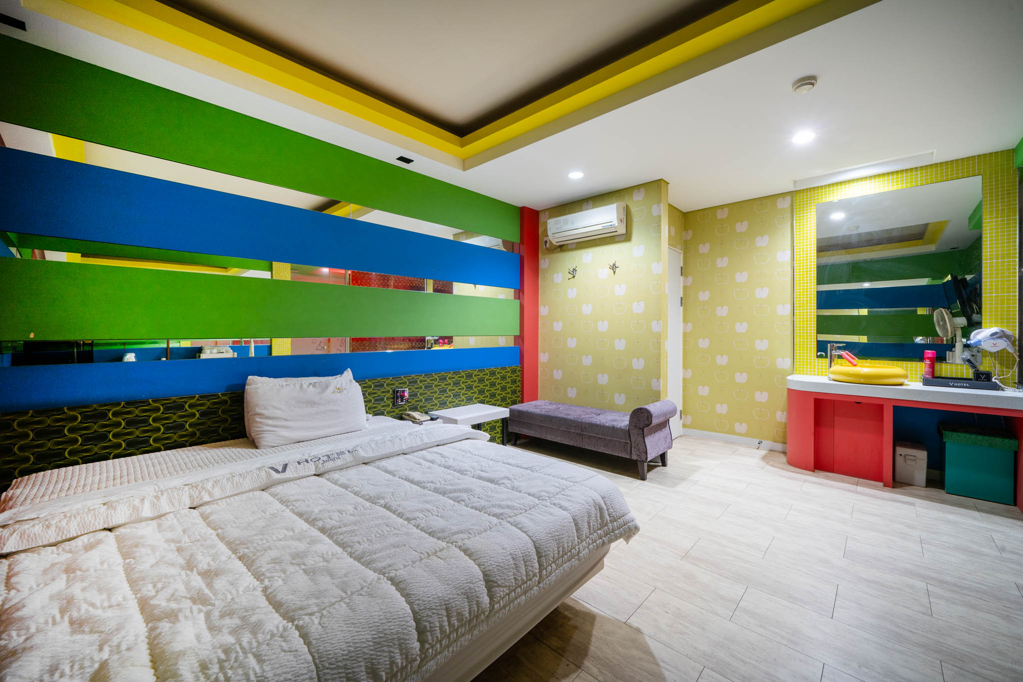 room detail thumbnail 2