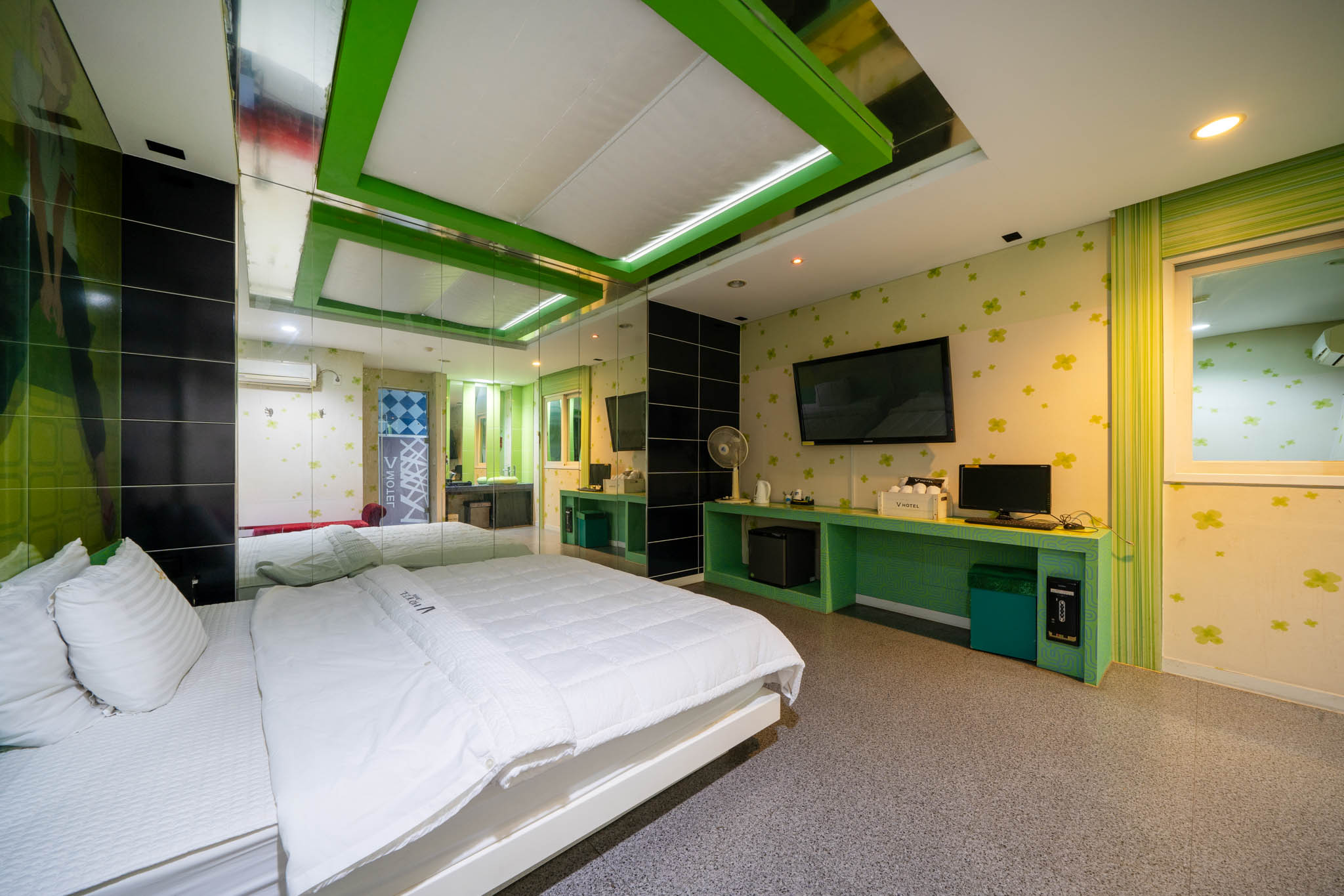 room detail thumbnail 1