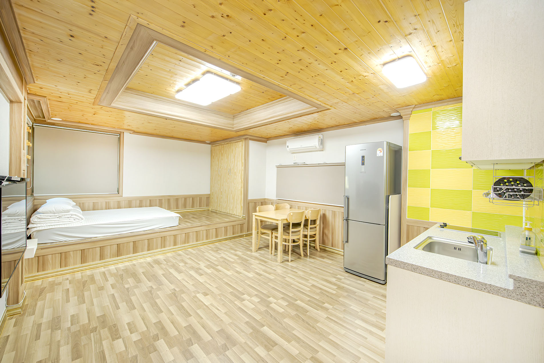 room detail thumbnail 2