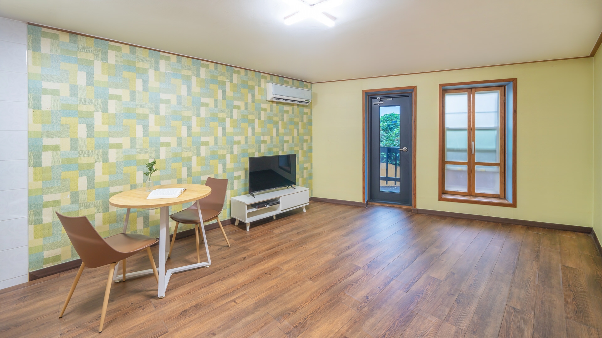 room detail thumbnail 1