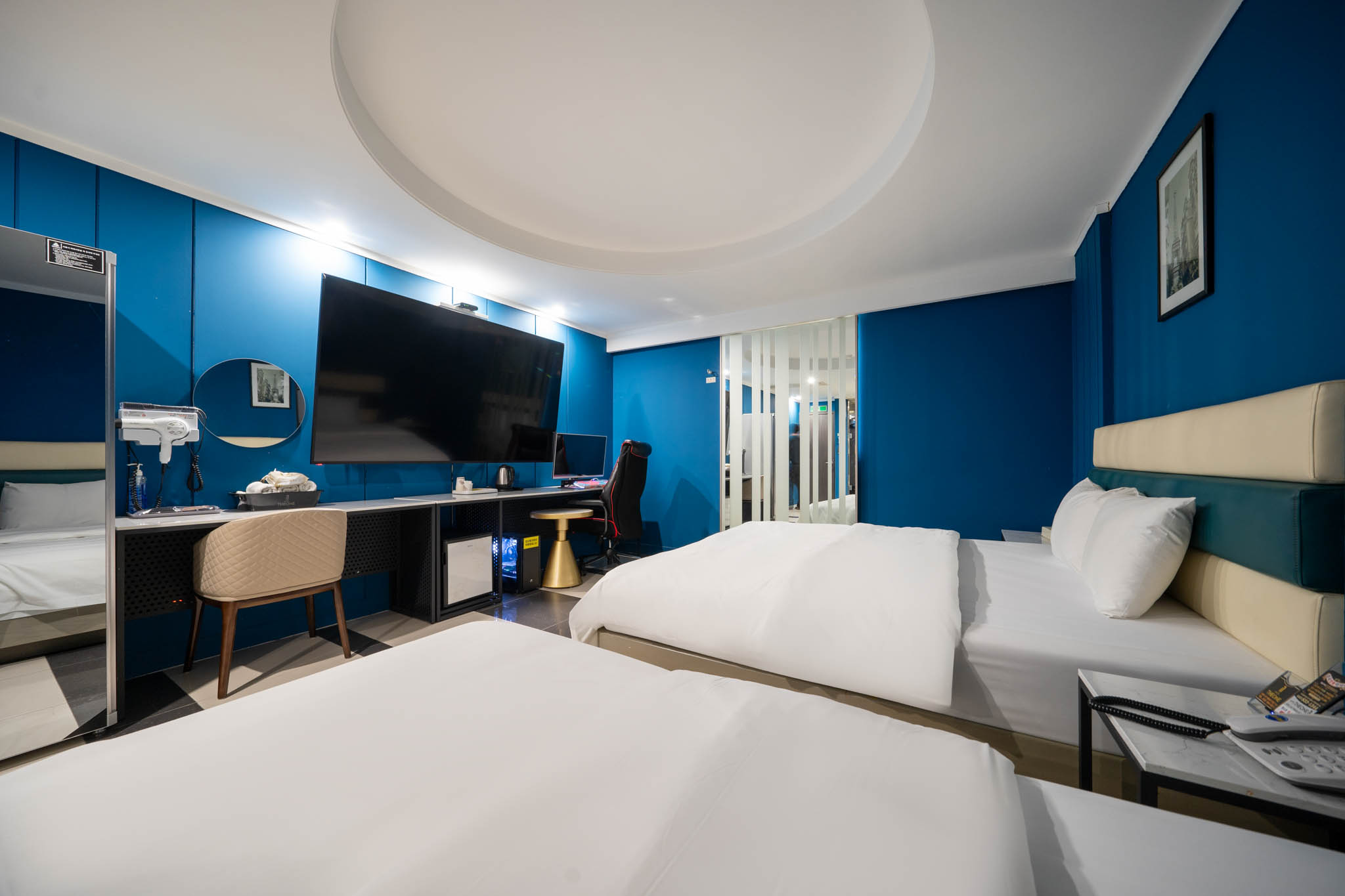 room detail thumbnail 2