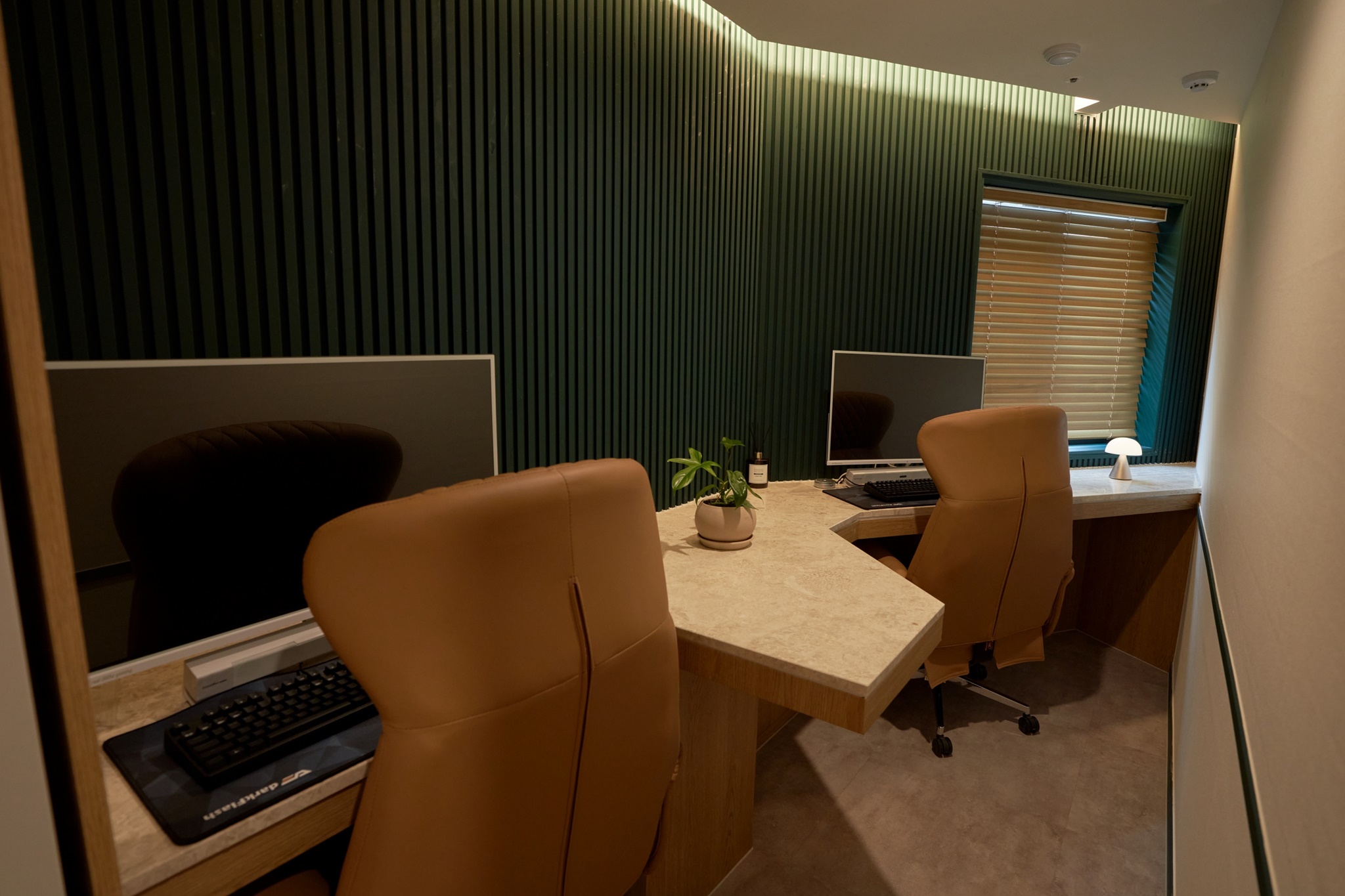 room detail thumbnail 2