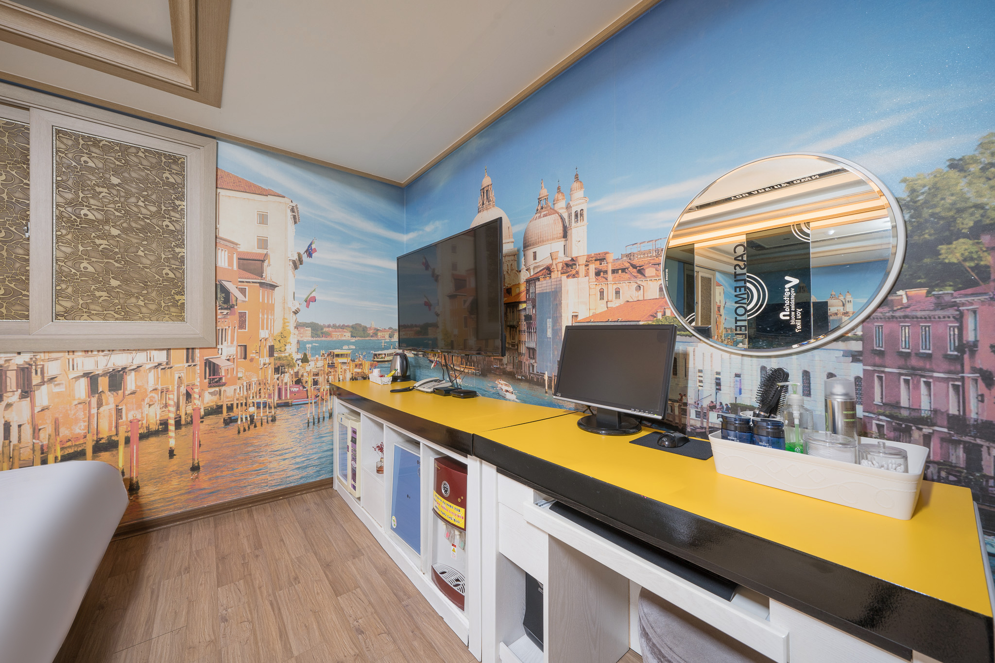 room detail thumbnail 2