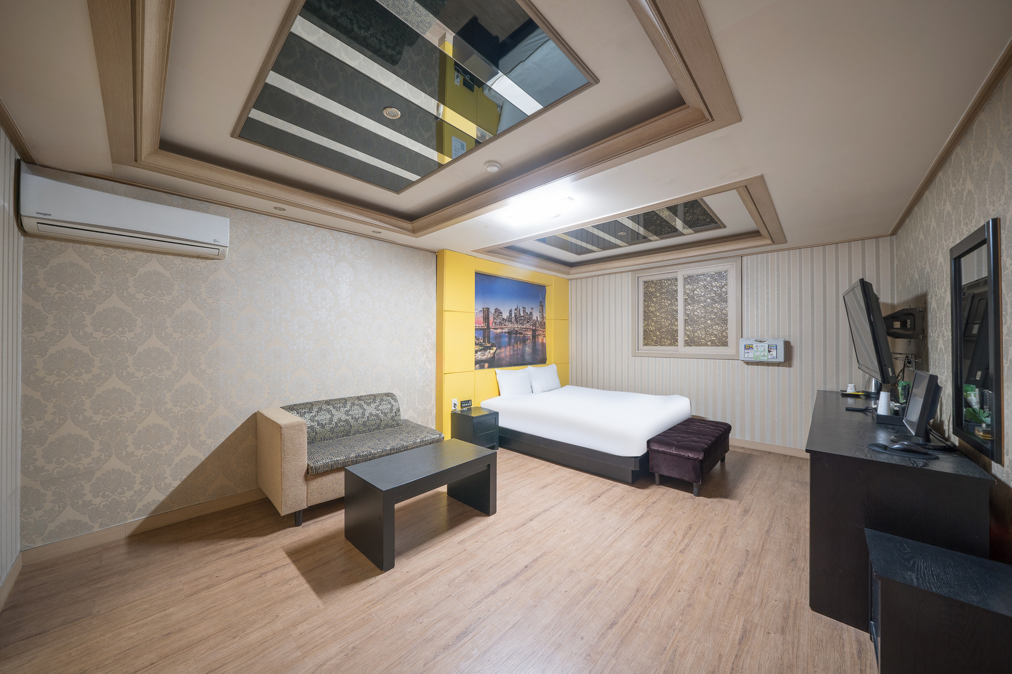 room detail thumbnail 2