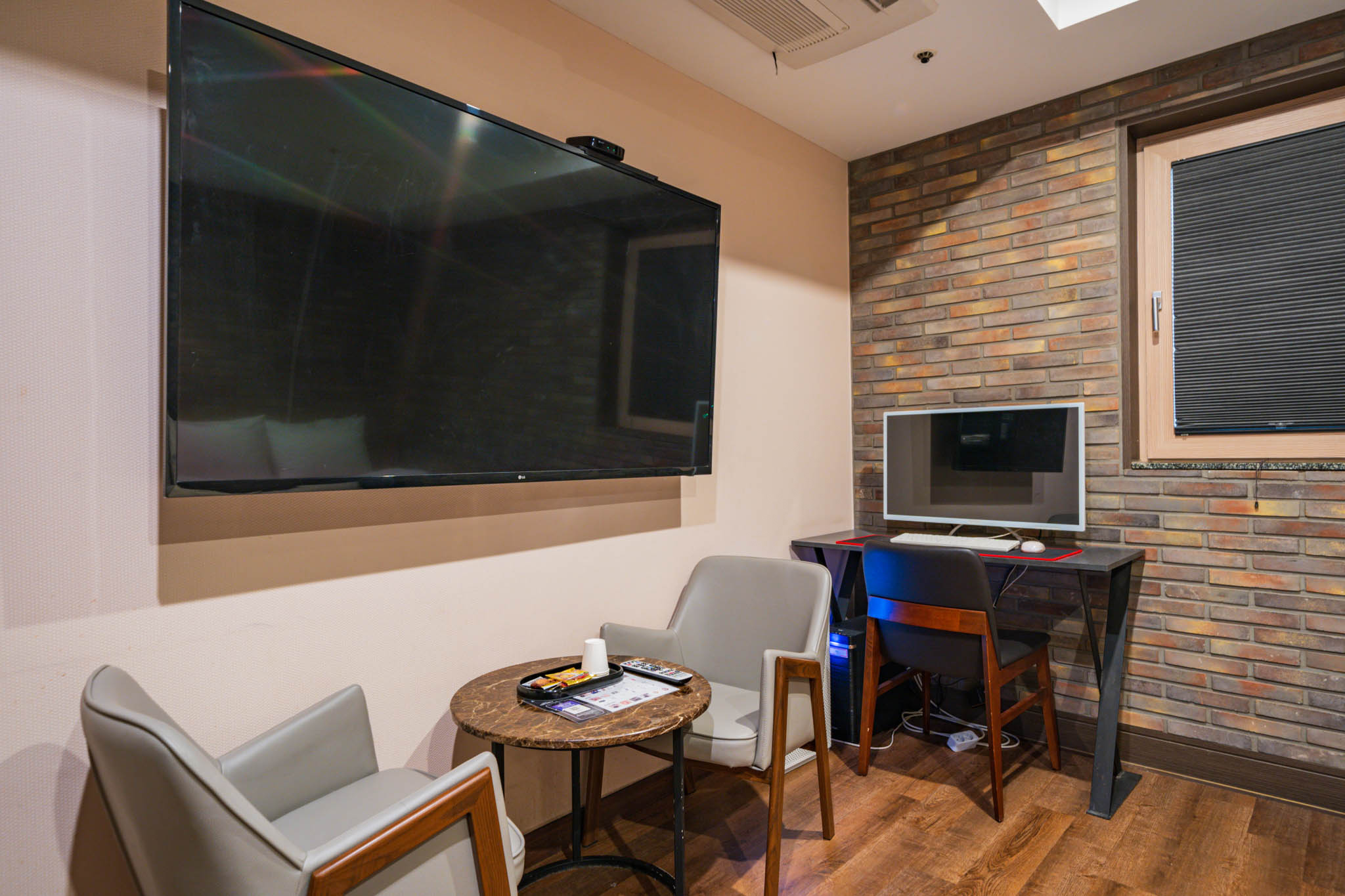 room detail thumbnail 1