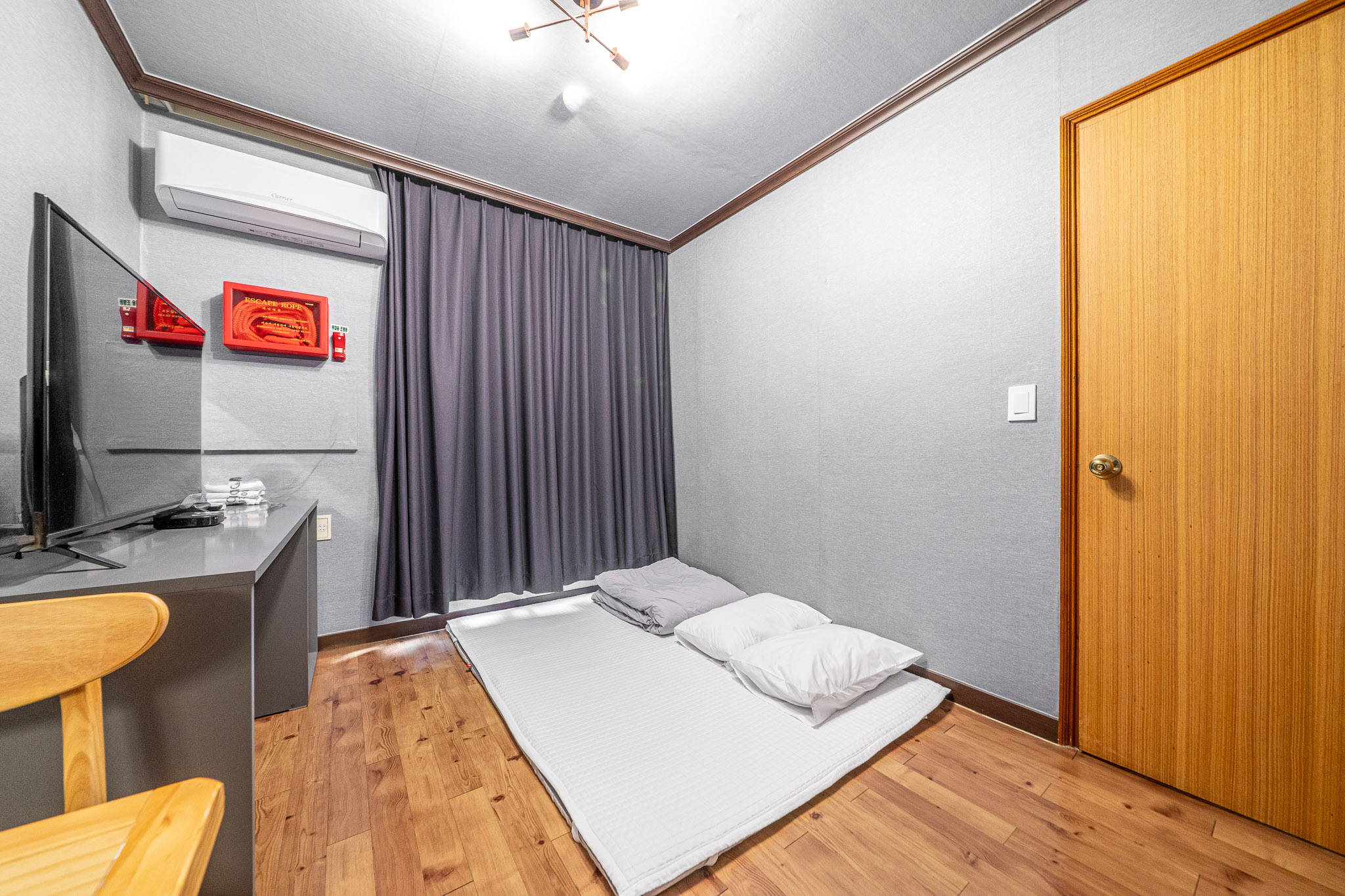 room detail thumbnail 2