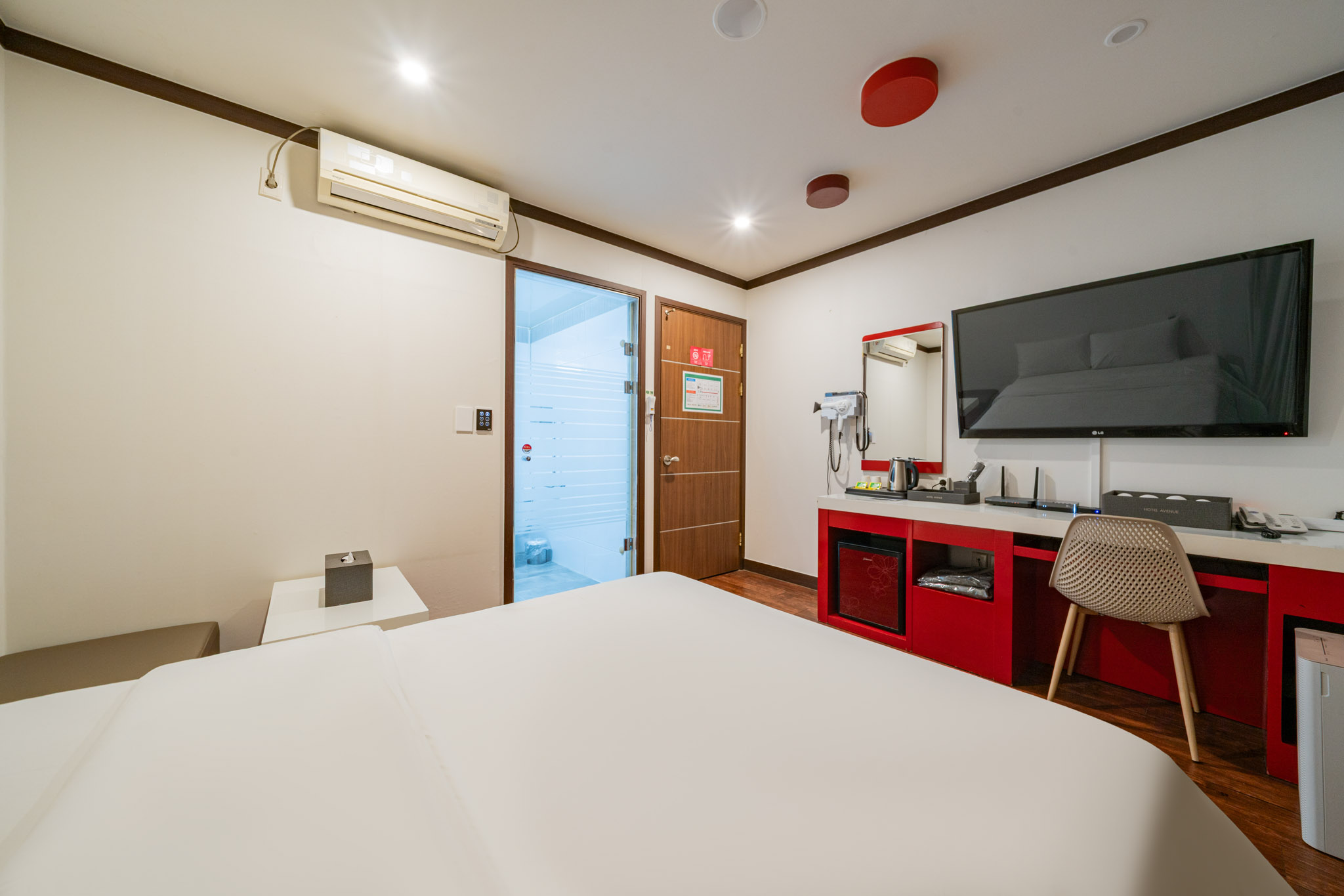 room detail thumbnail 2