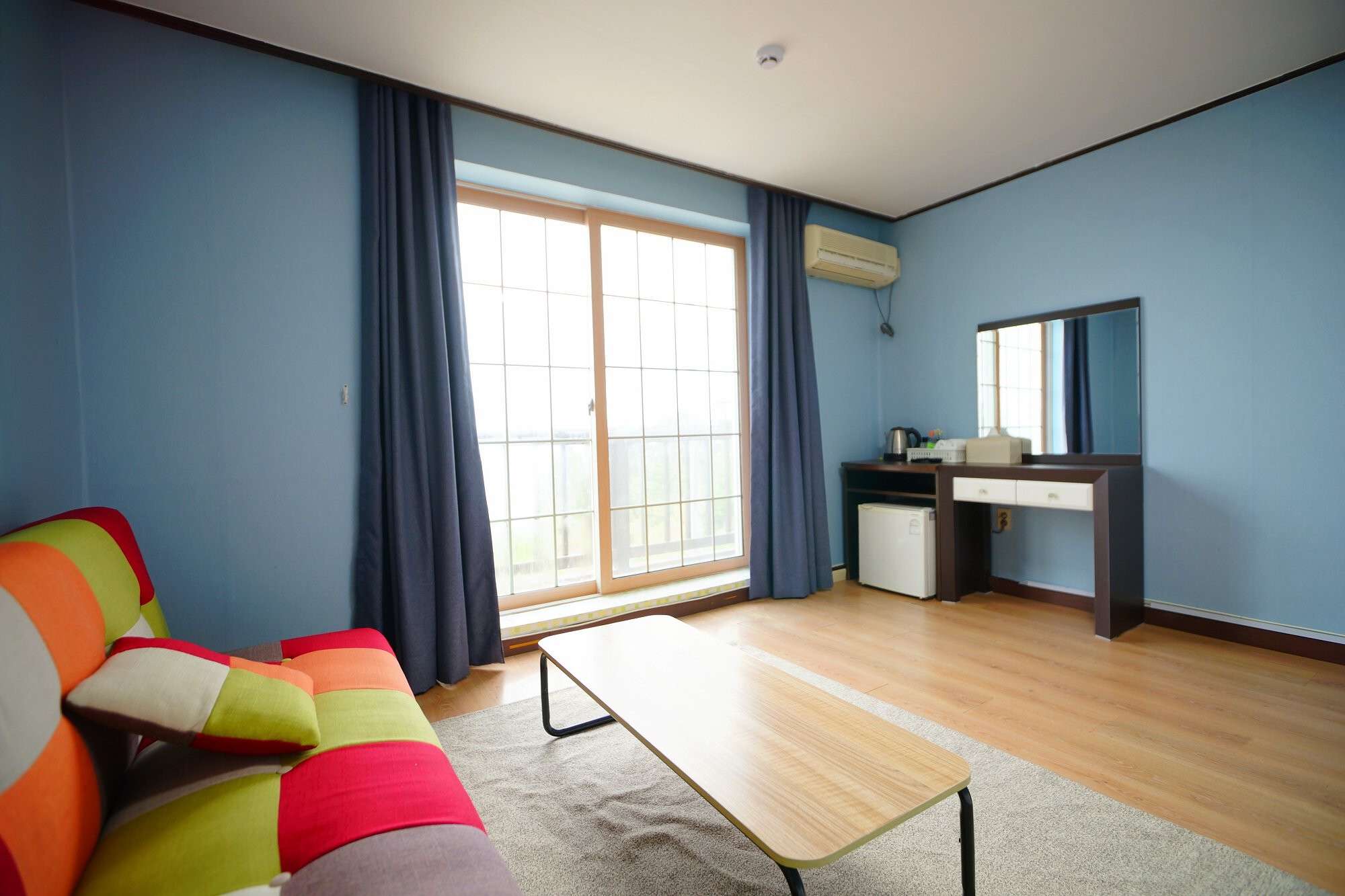 room detail thumbnail 2