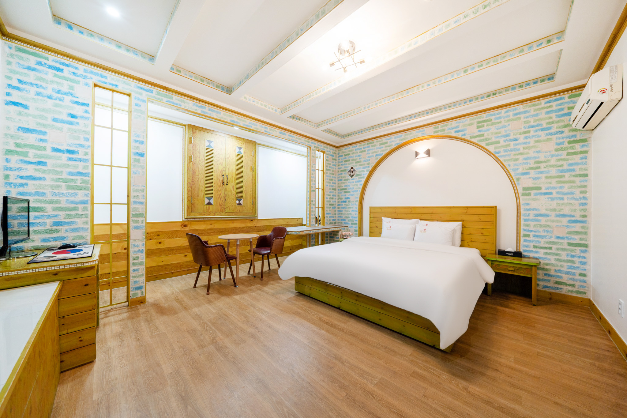 room detail thumbnail 2