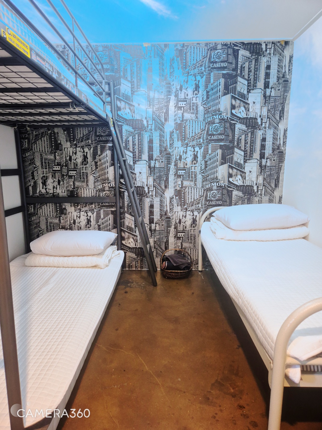 room detail thumbnail 2