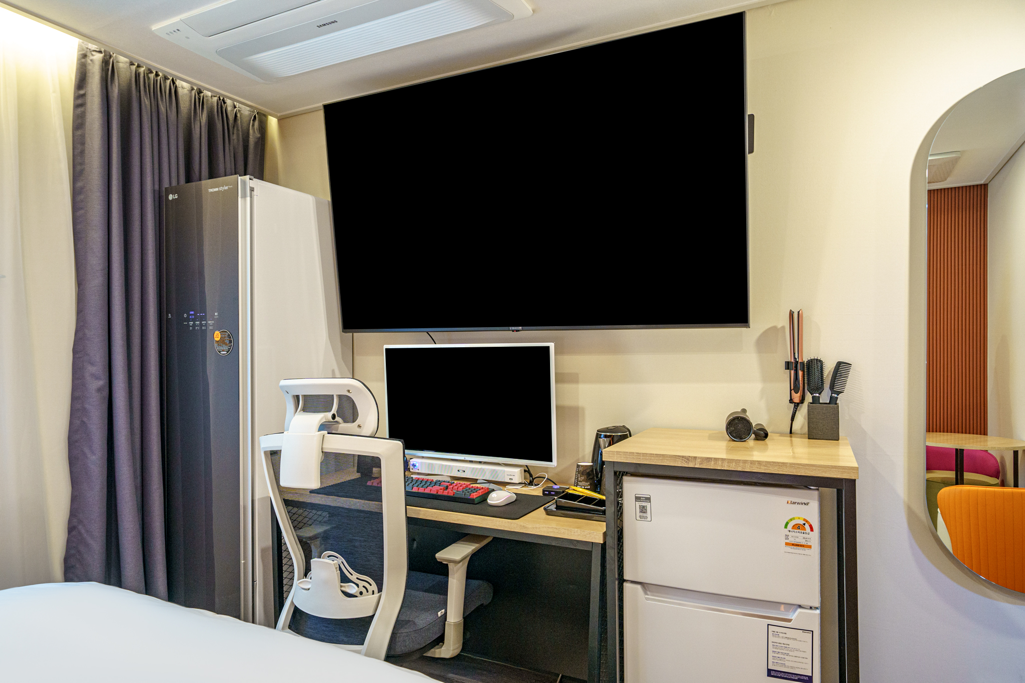 room detail thumbnail 2