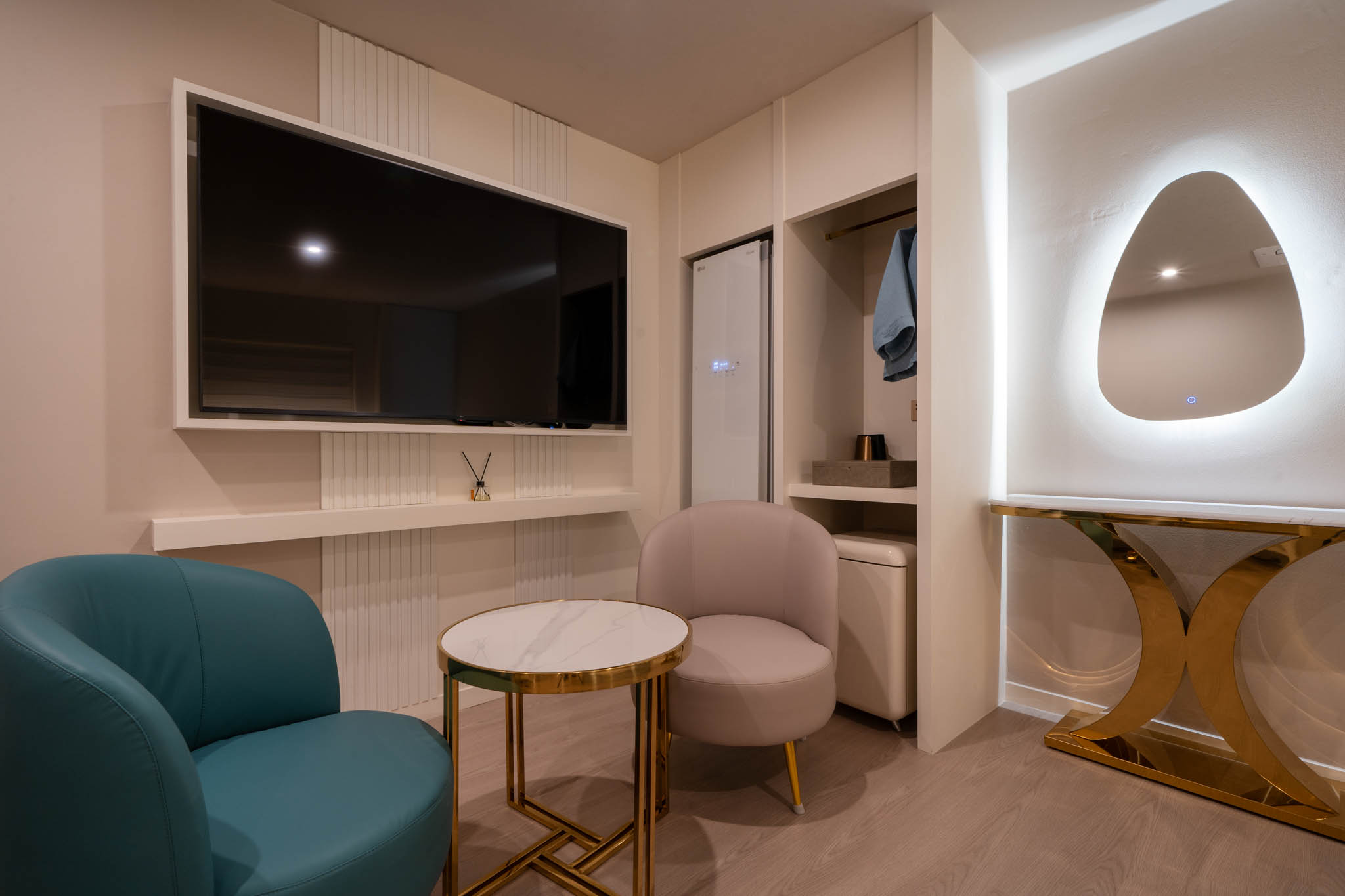 room detail thumbnail 2