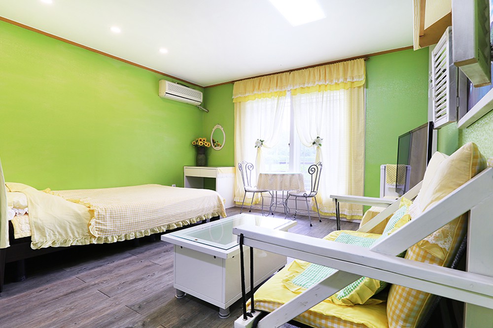 room detail thumbnail 1