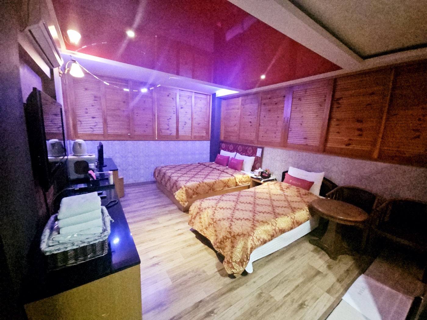 room detail thumbnail 2