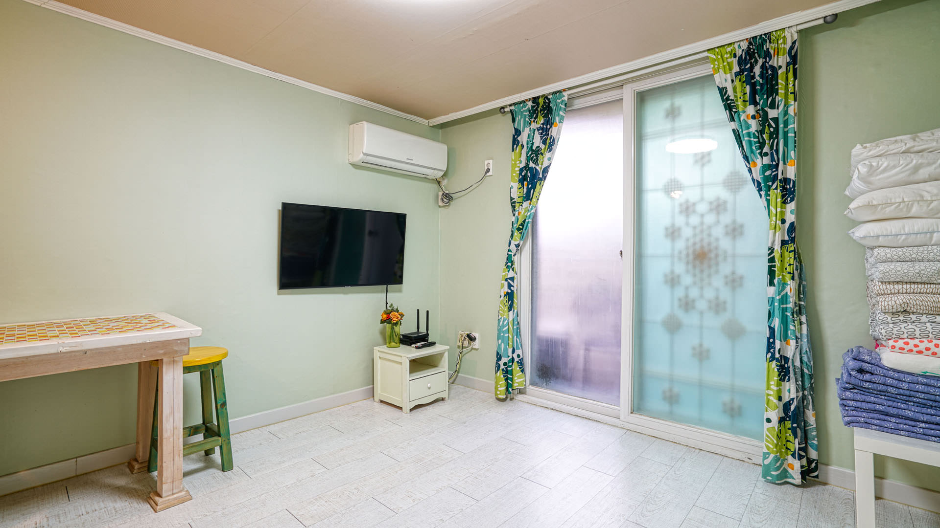 room detail thumbnail 1