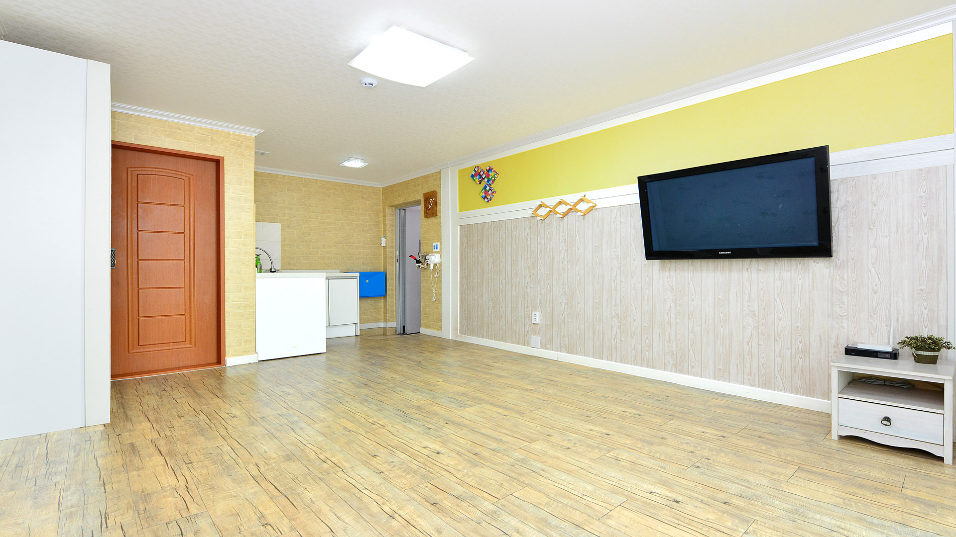 room detail thumbnail 2