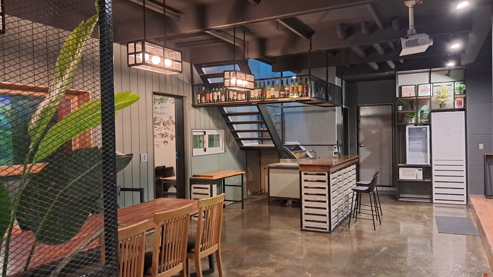 room detail thumbnail 1