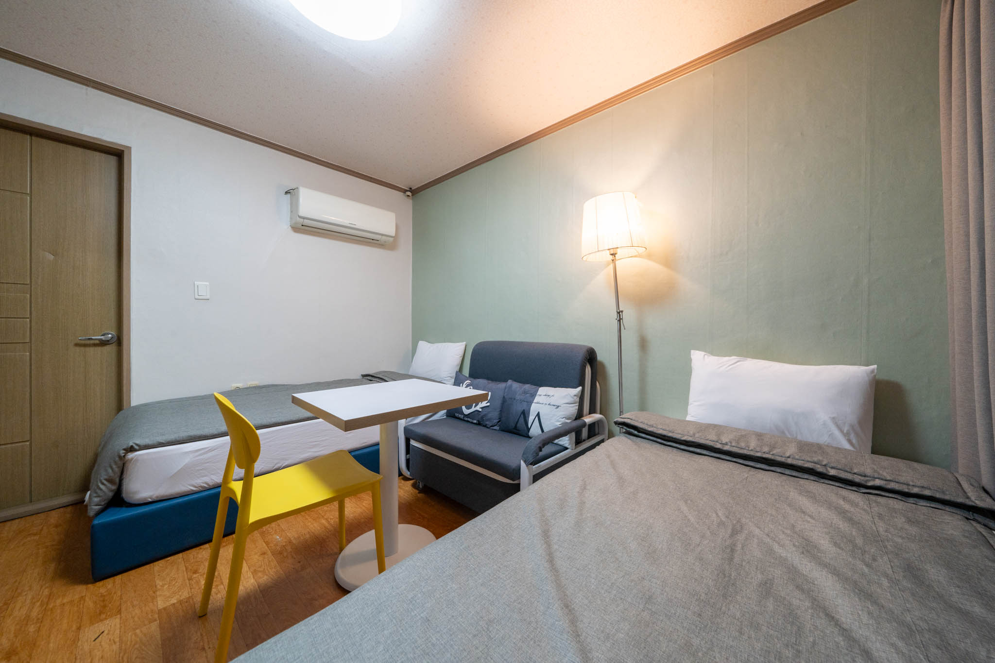 room detail thumbnail 2