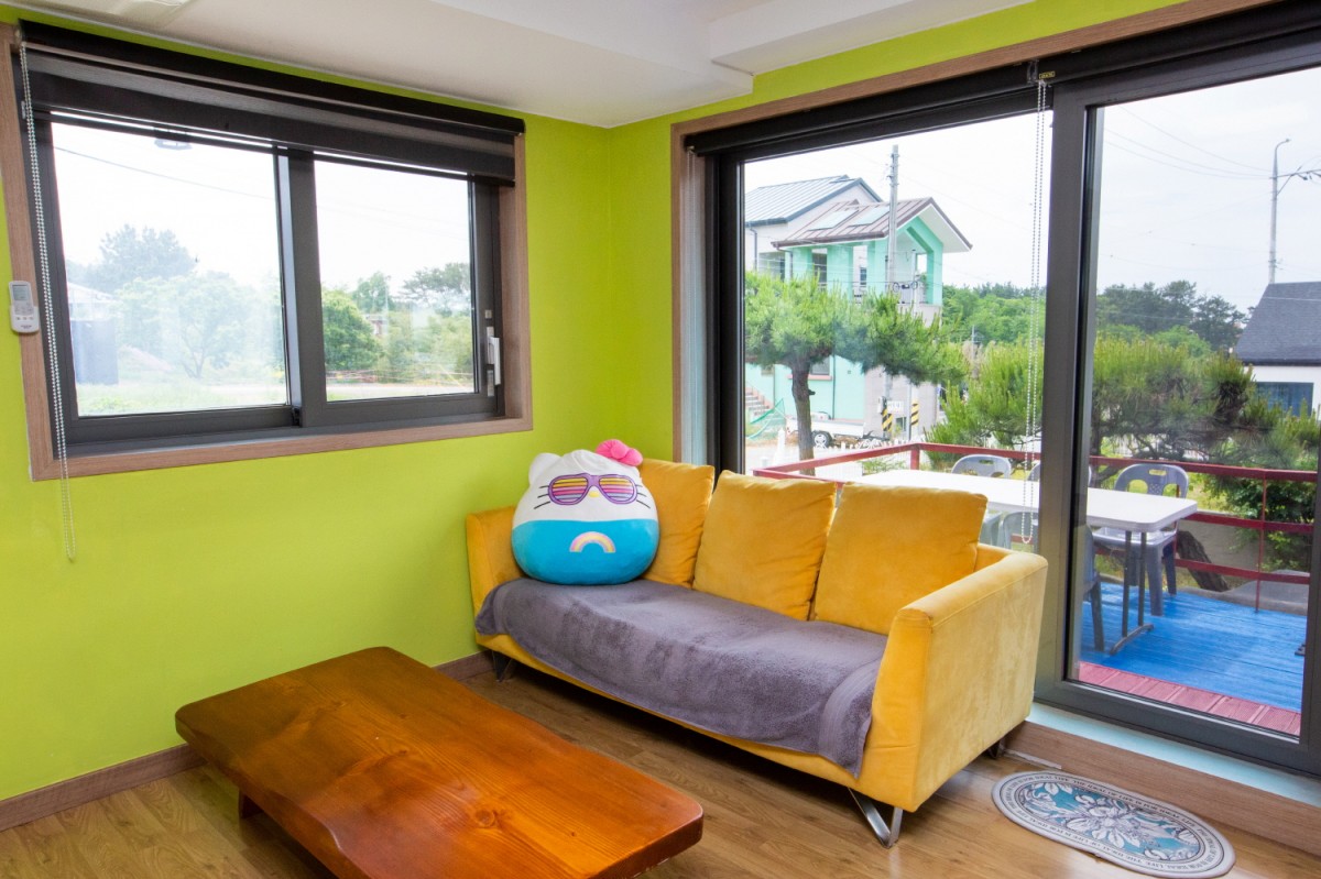 room detail thumbnail 2