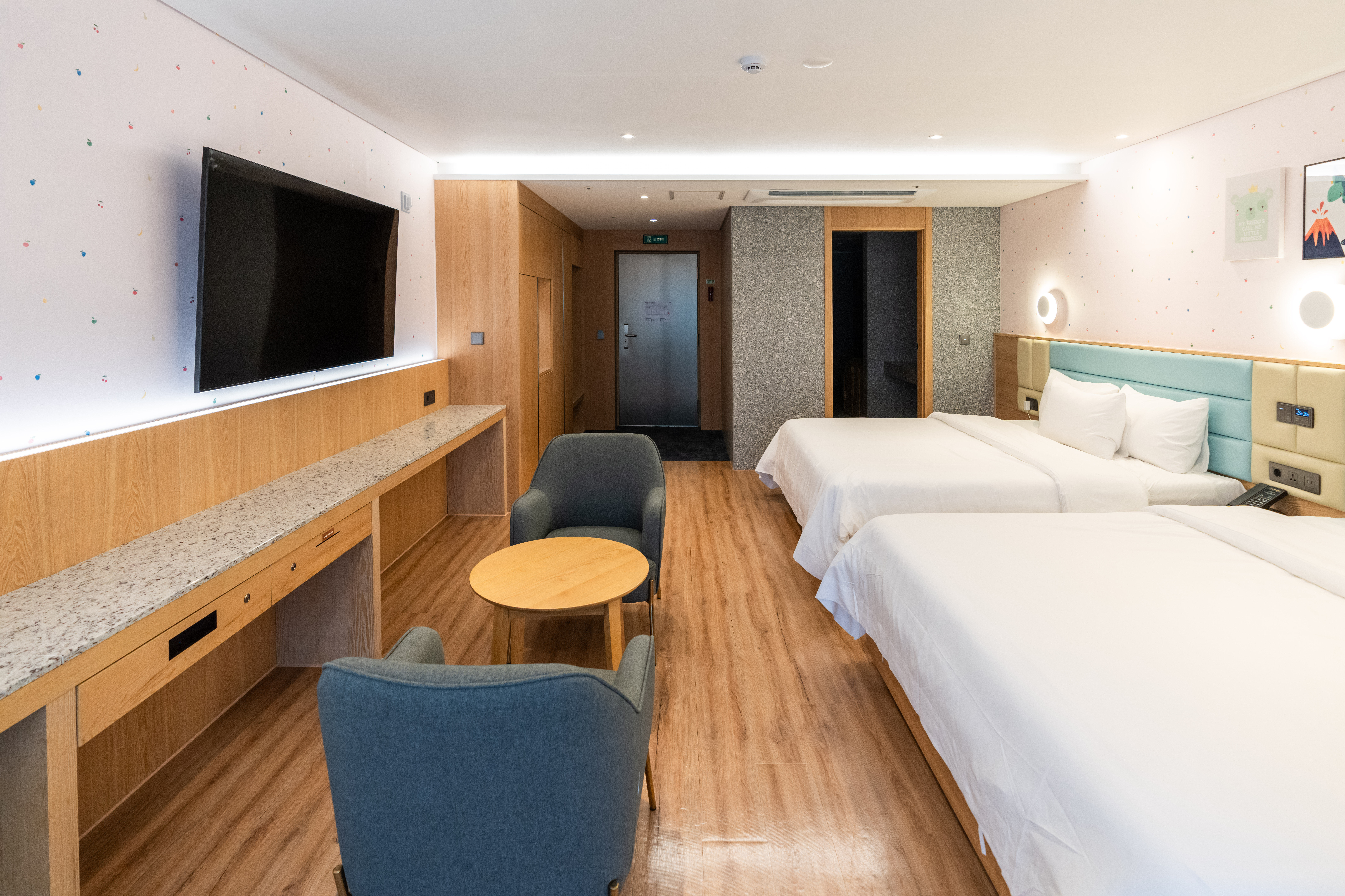 room detail thumbnail 2