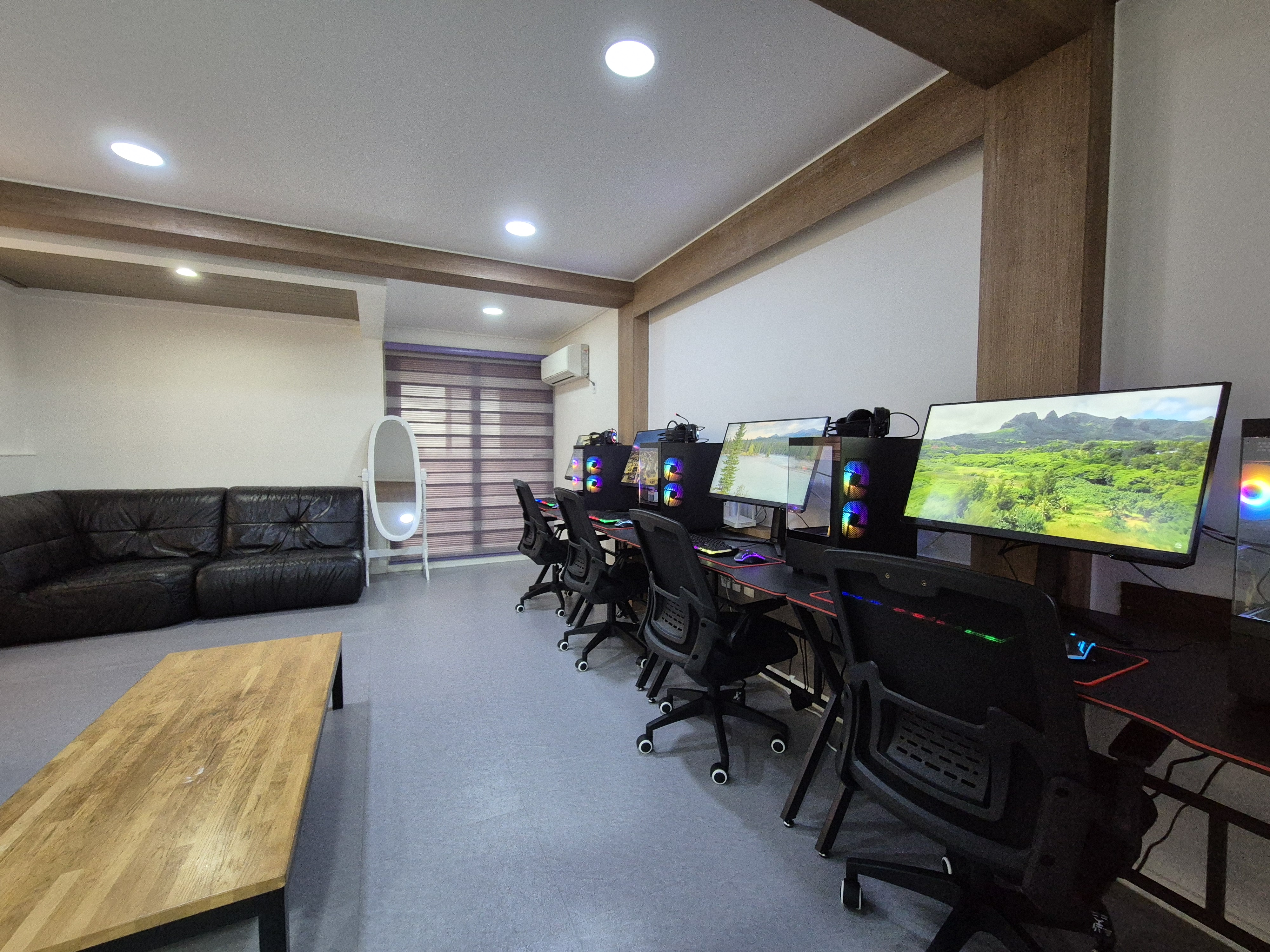 room detail thumbnail 2