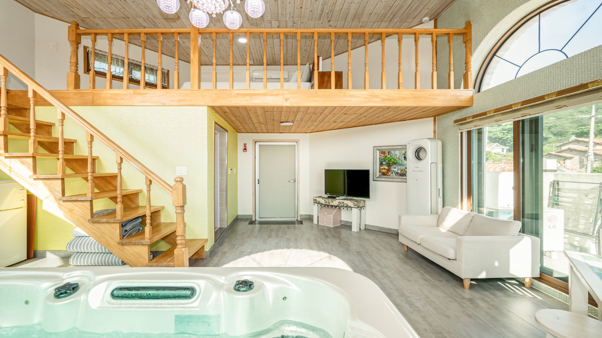 room detail thumbnail 2