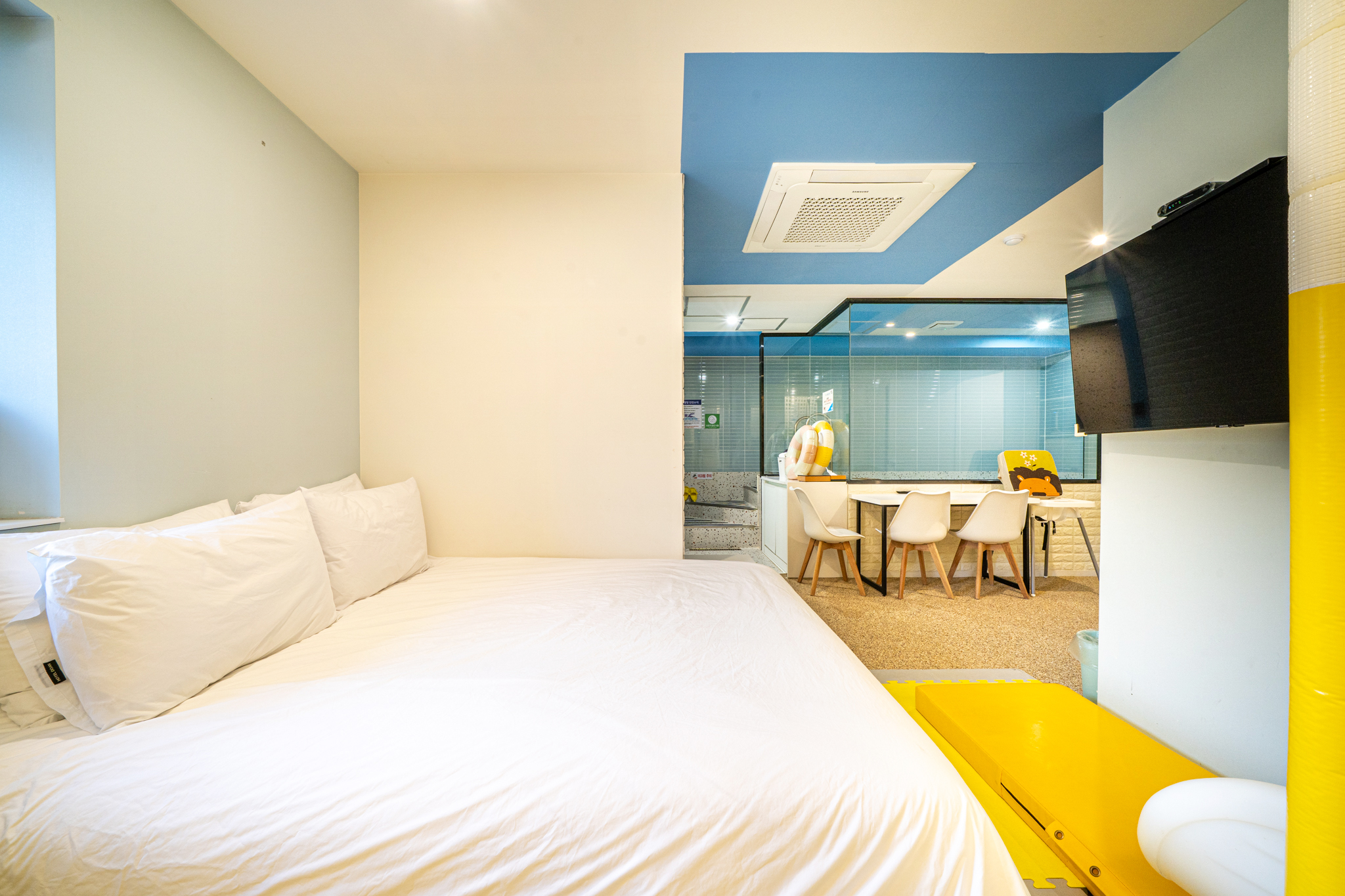 room detail thumbnail 2