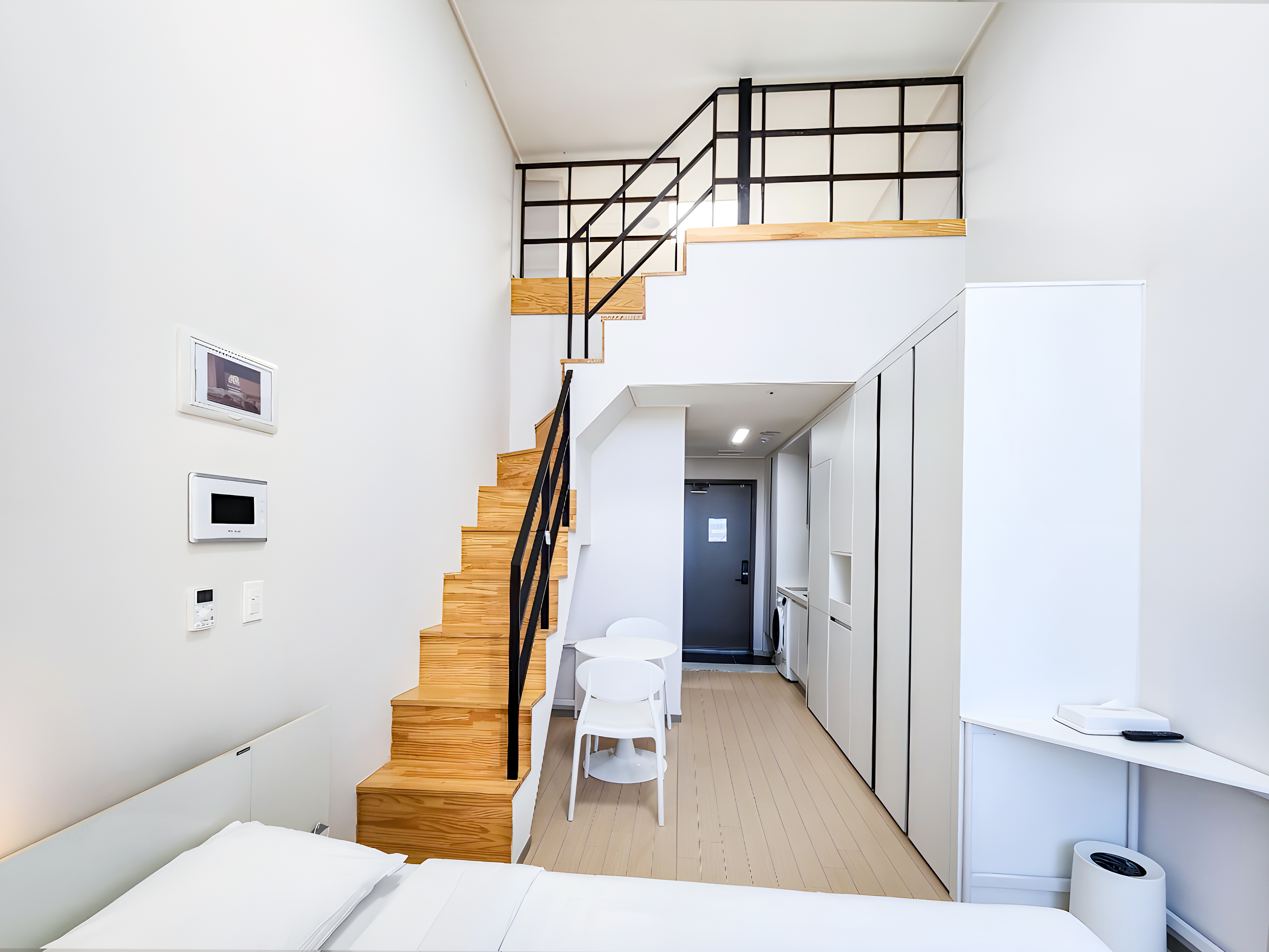 room detail thumbnail 2