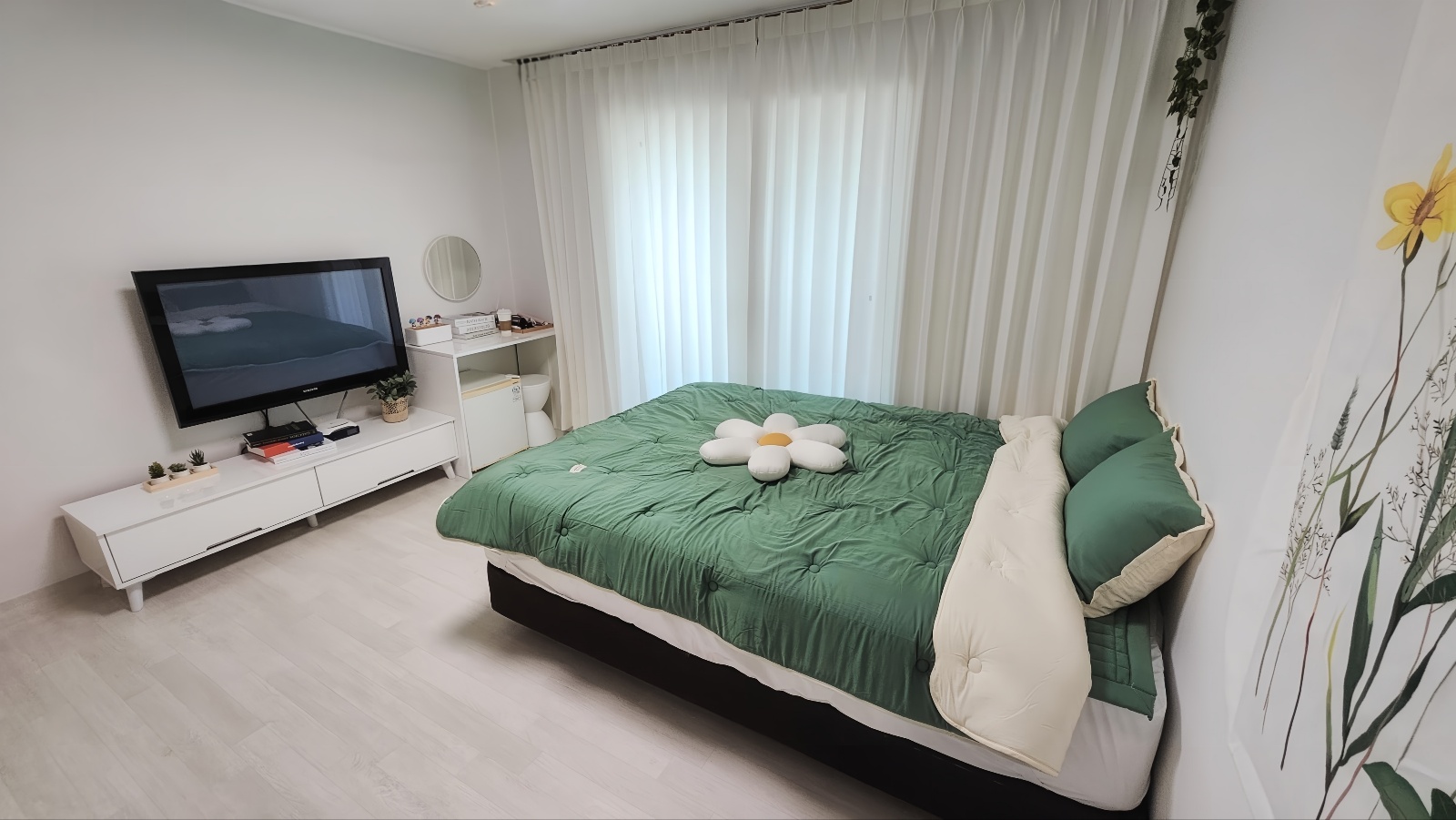 room detail thumbnail 1