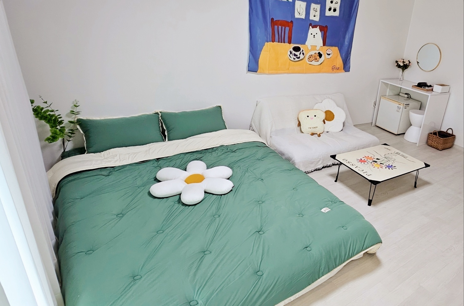 room detail thumbnail 2