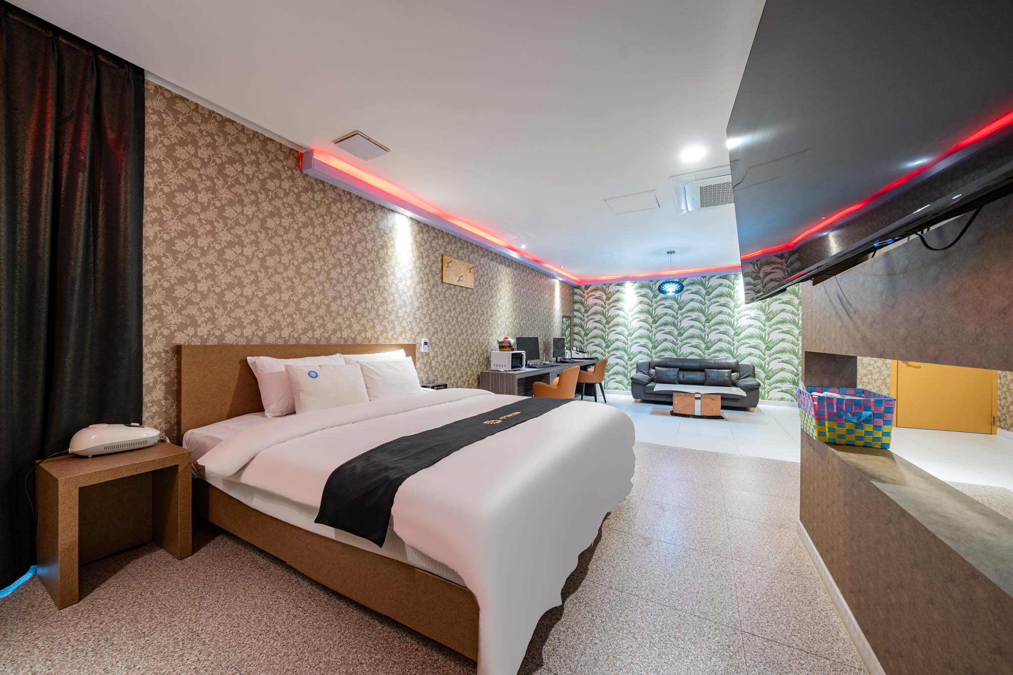 room detail thumbnail 2