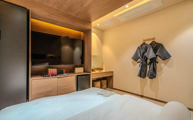 room detail thumbnail 2