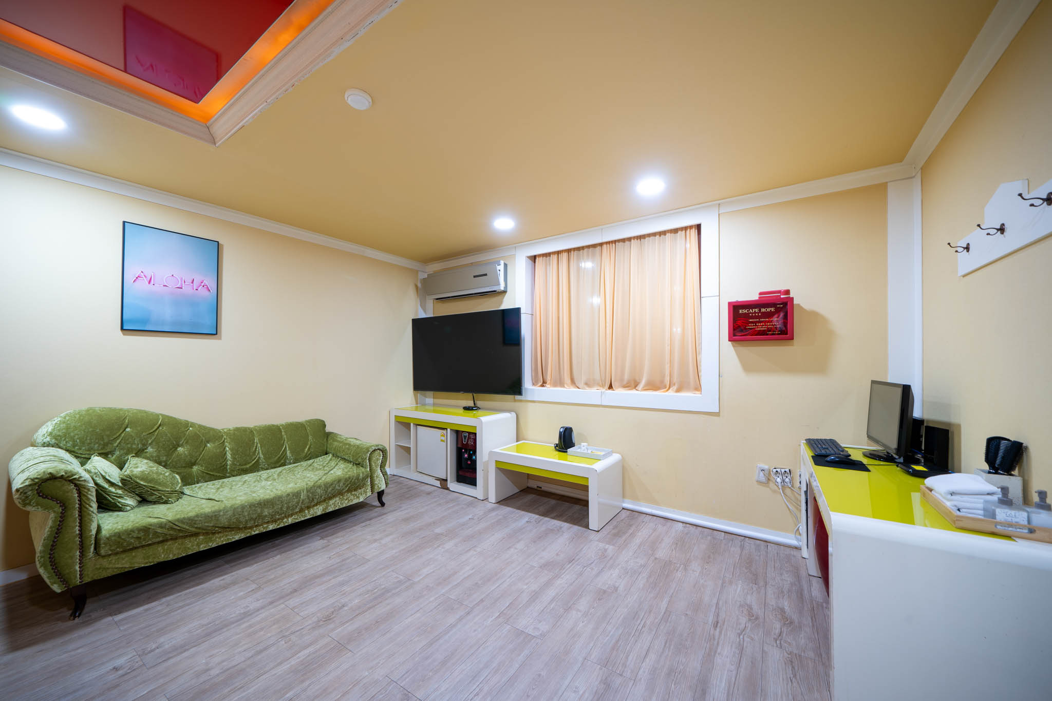 room detail thumbnail 1