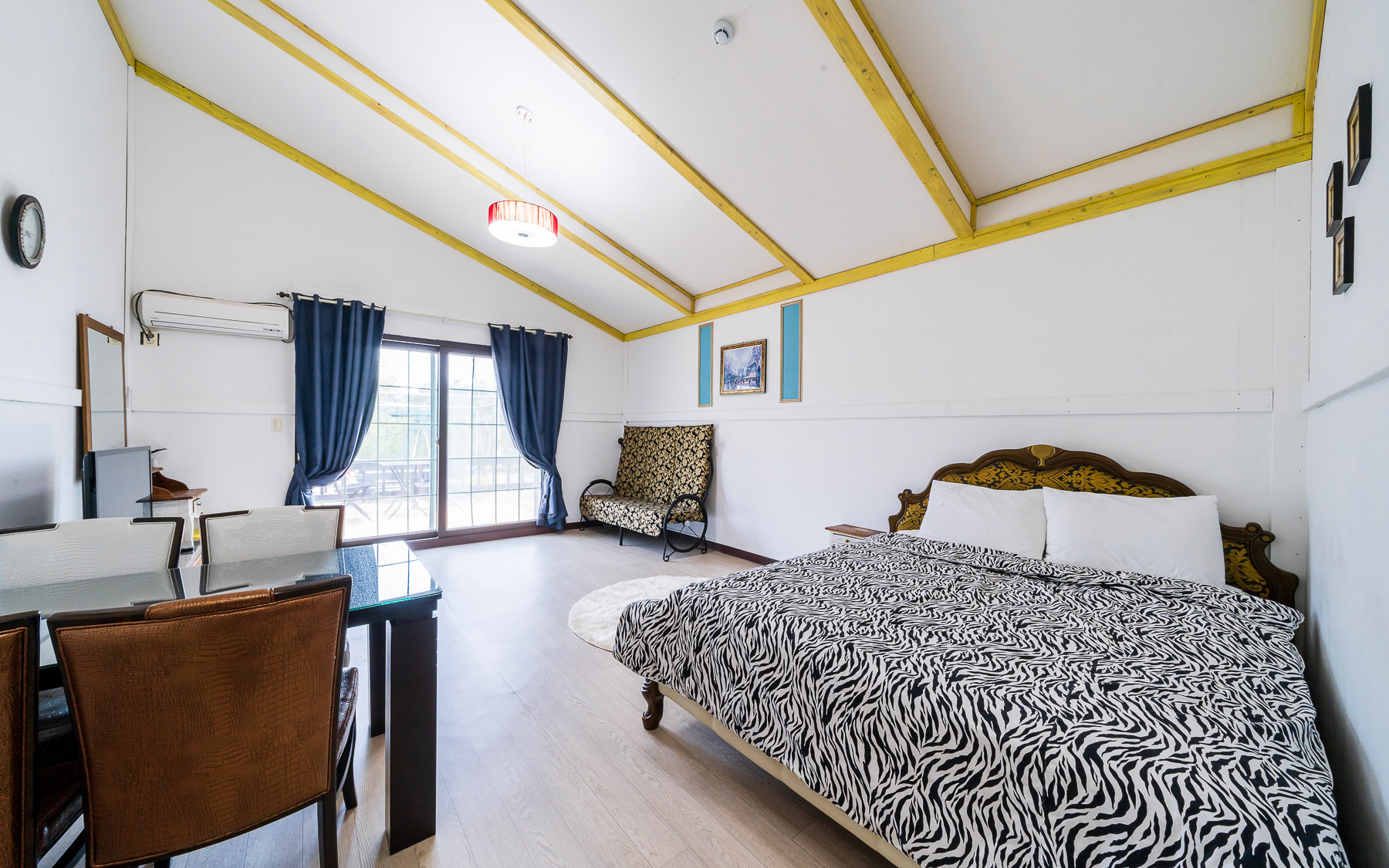 room detail thumbnail 0