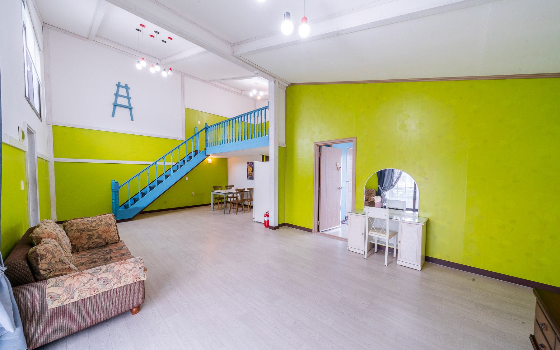 room detail thumbnail 2