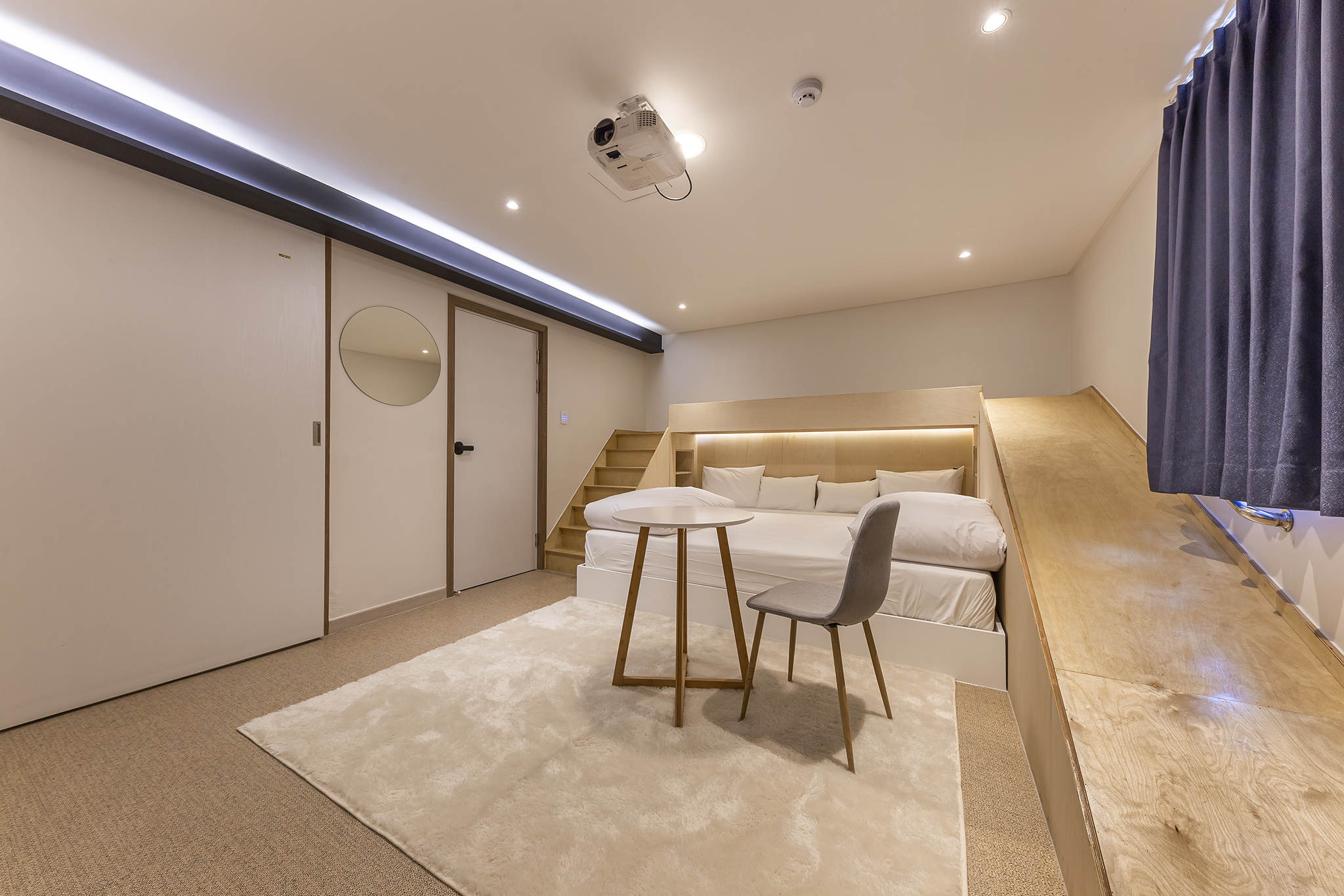 room detail thumbnail 2
