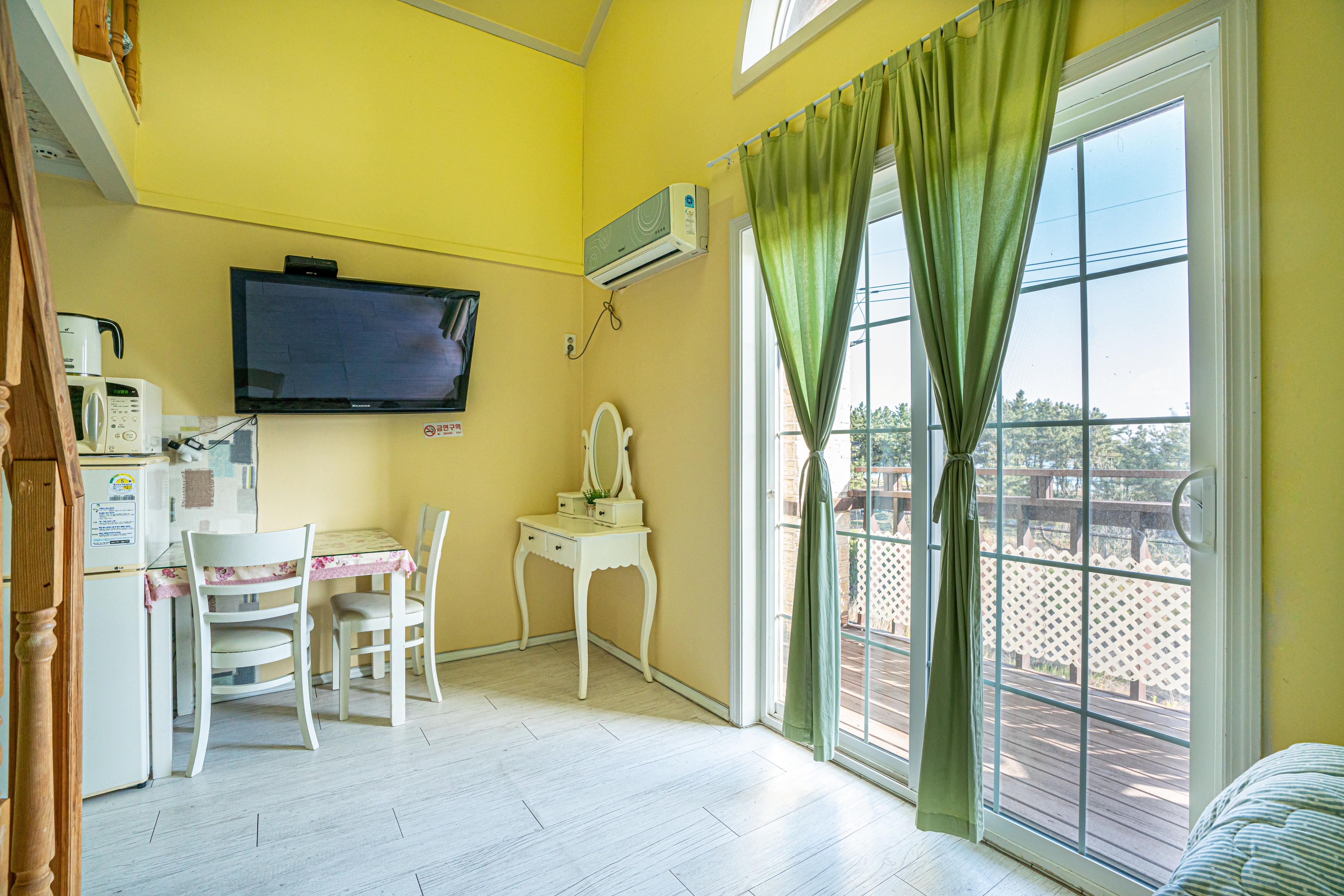 room detail thumbnail 2