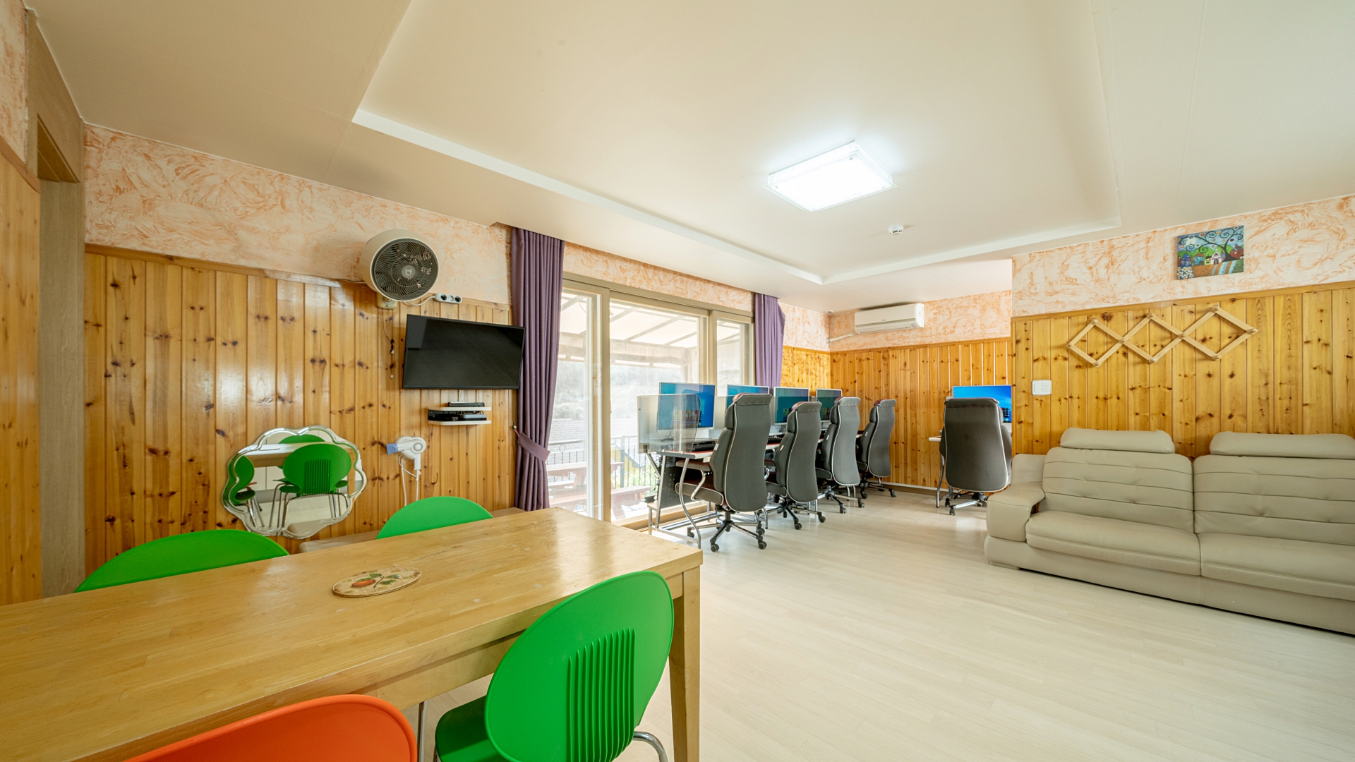 room detail thumbnail 2