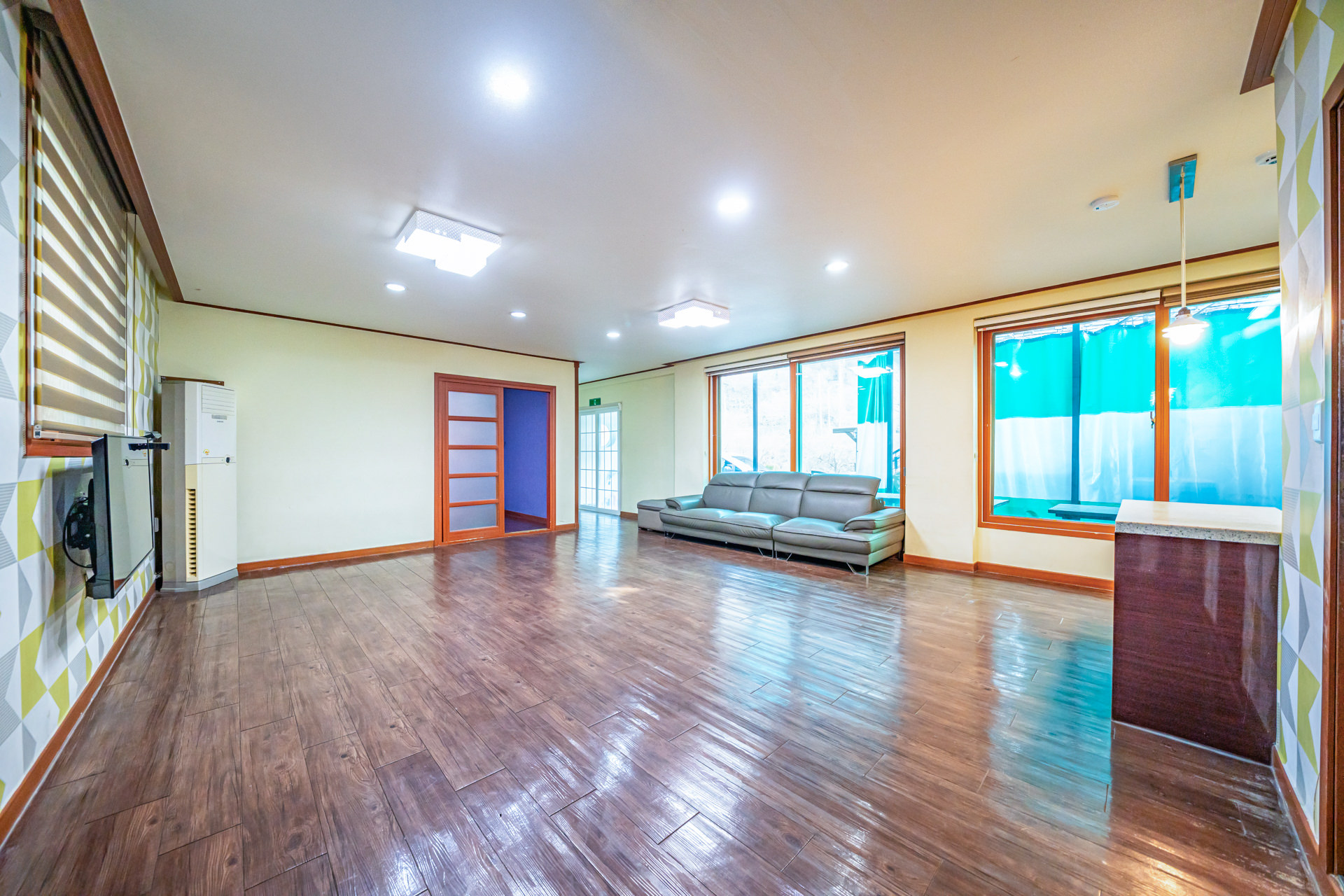 room detail thumbnail 2