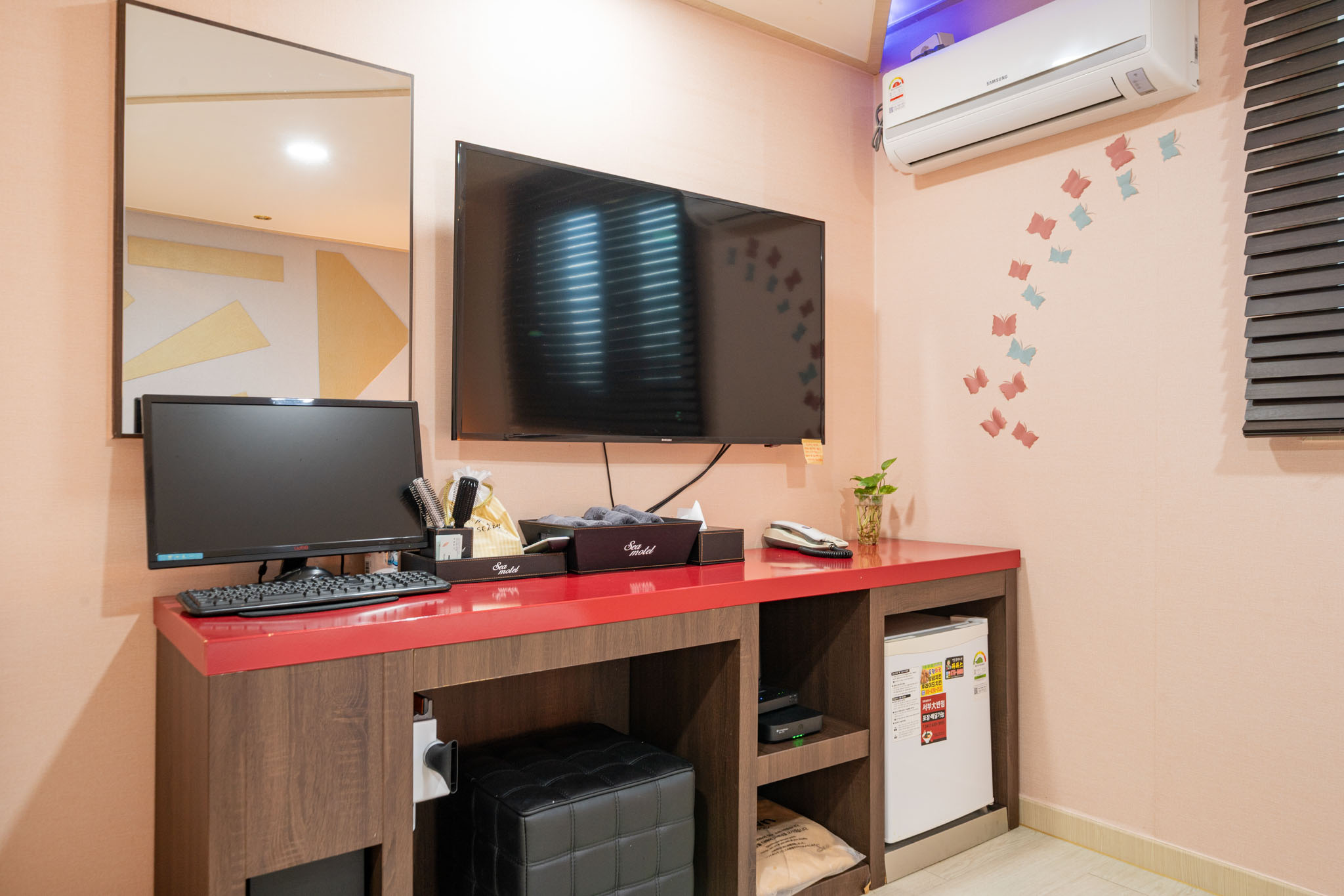 room detail thumbnail 2