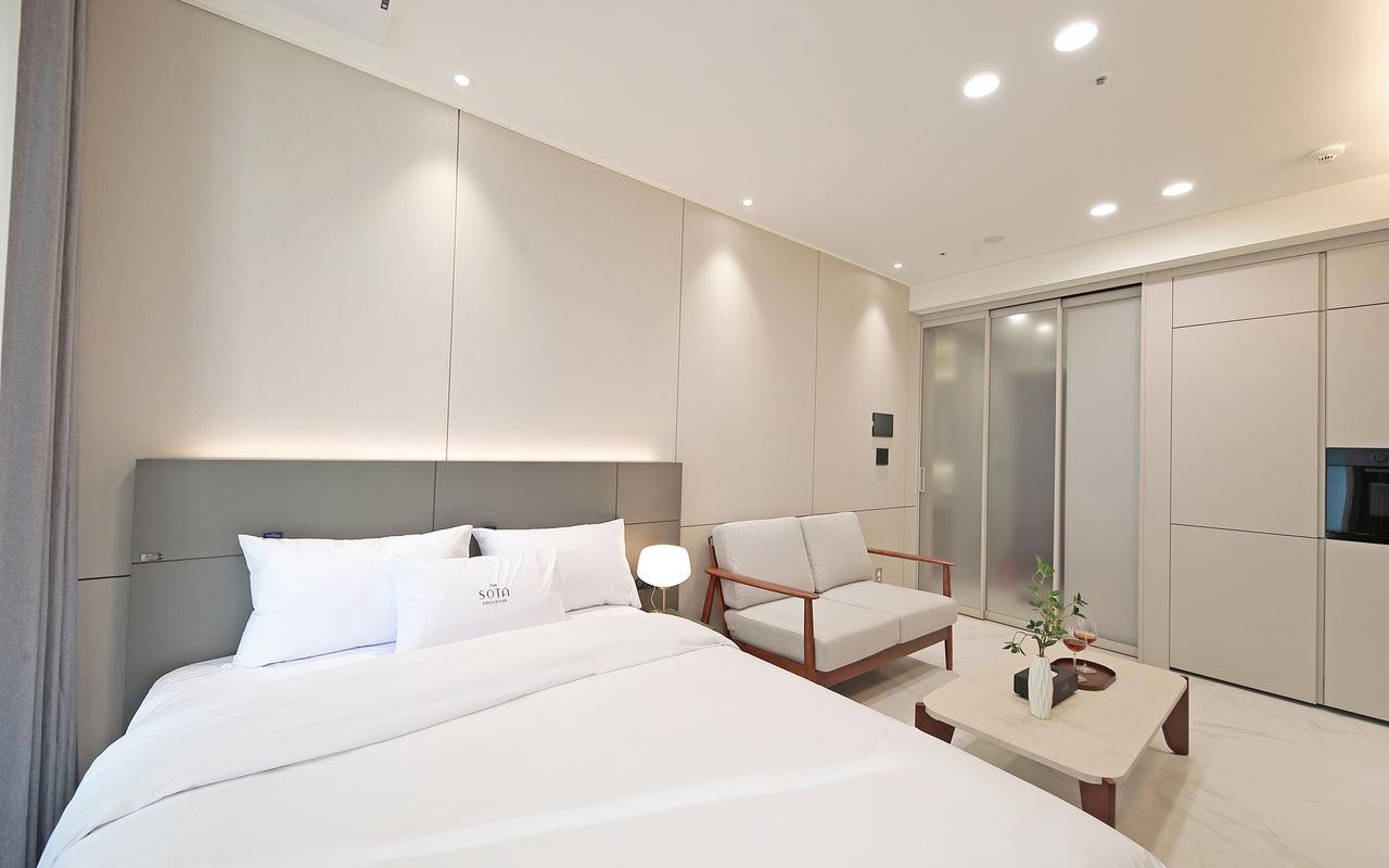 SOTA SUITE Busan Seomyeon 真實客房照片，顯示床、座位區與室內空間